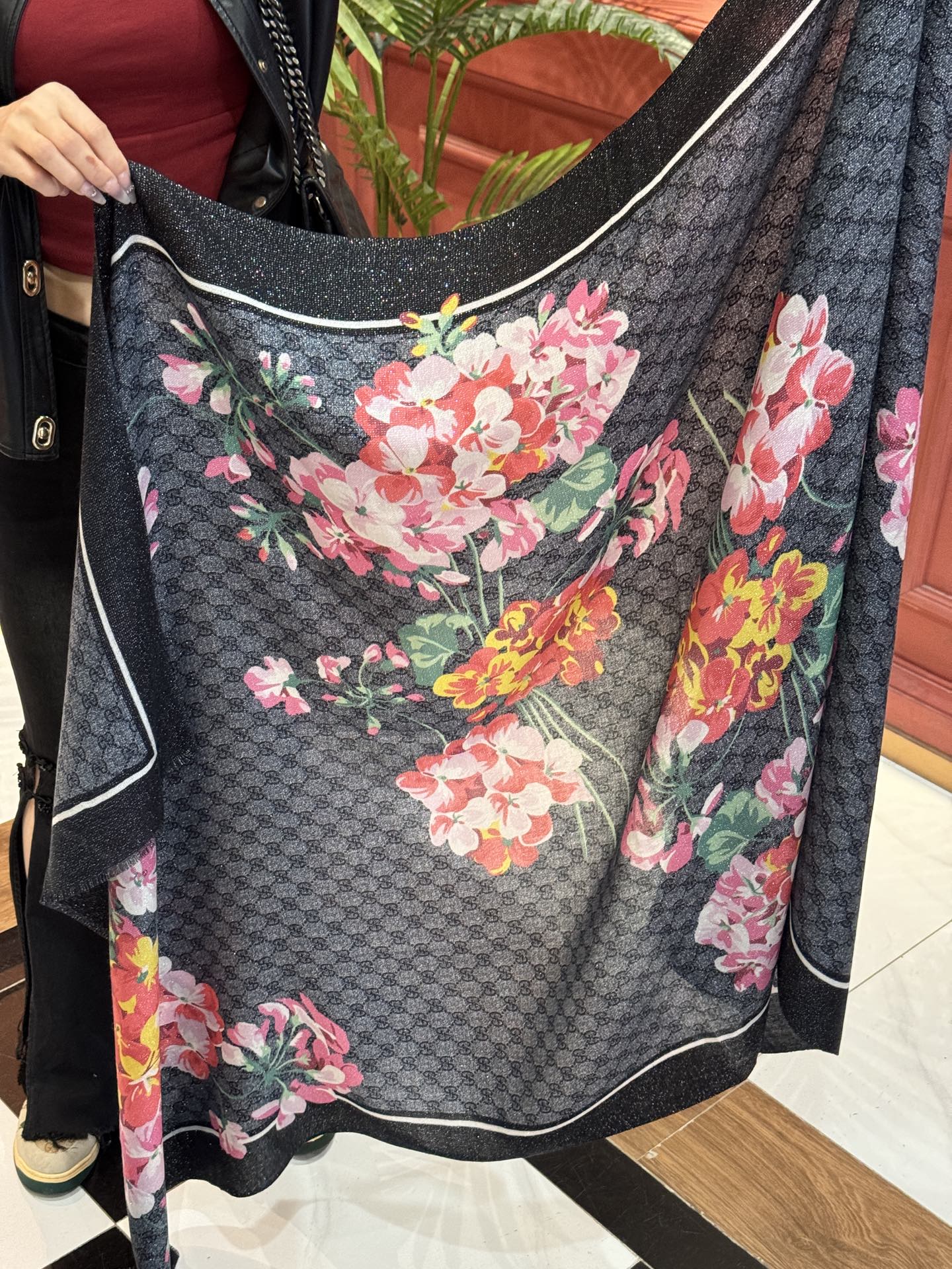 Gucci花卉羊绒围巾~超级抬气色！高级女人味！】羊绒围巾也能这么美！！！Gucci这款双面花卉羊绒围巾