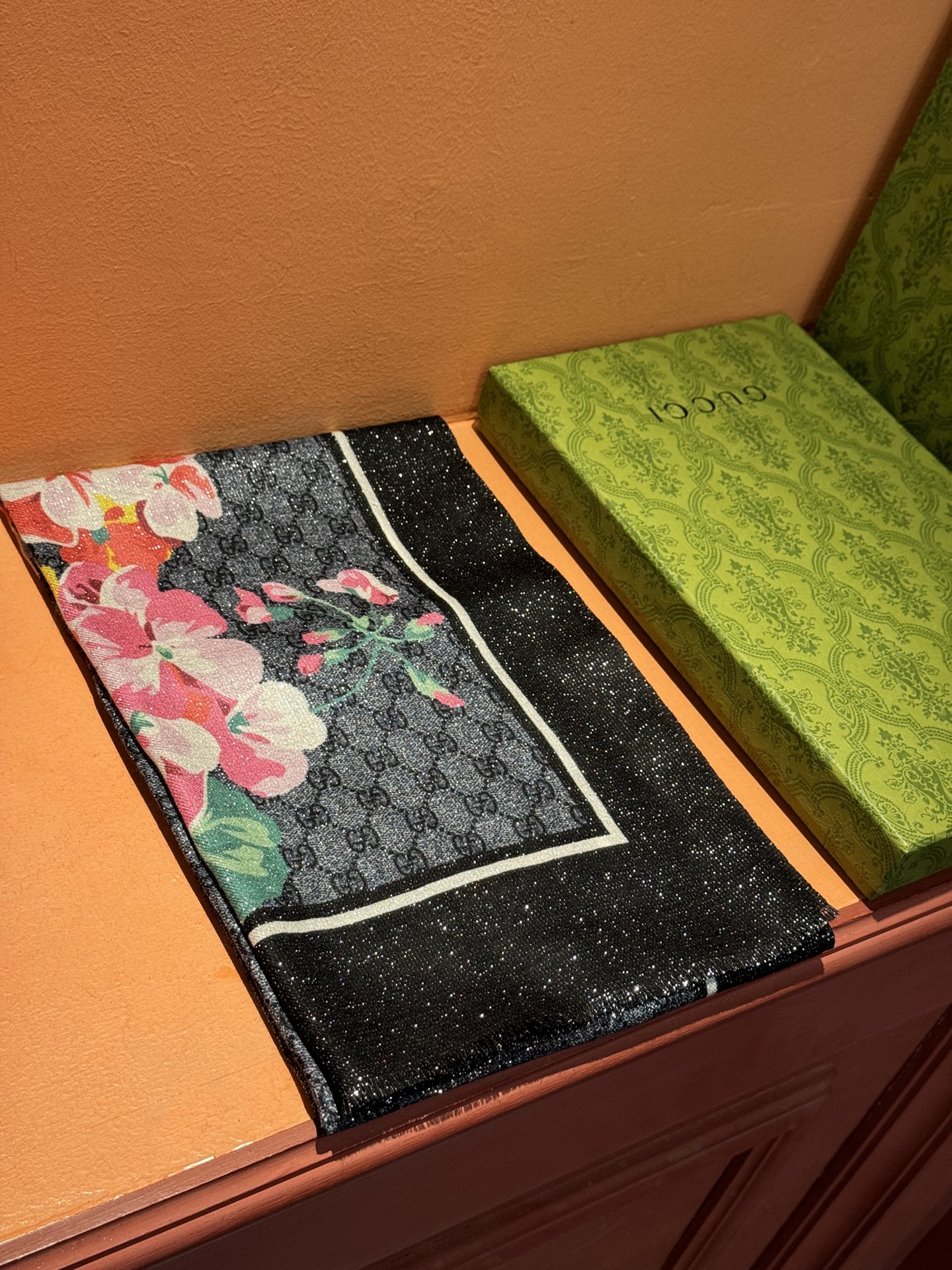 Gucci花卉羊绒围巾~超级抬气色！高级女人味！】羊绒围巾也能这么美！！！Gucci这款双面花卉羊绒围巾