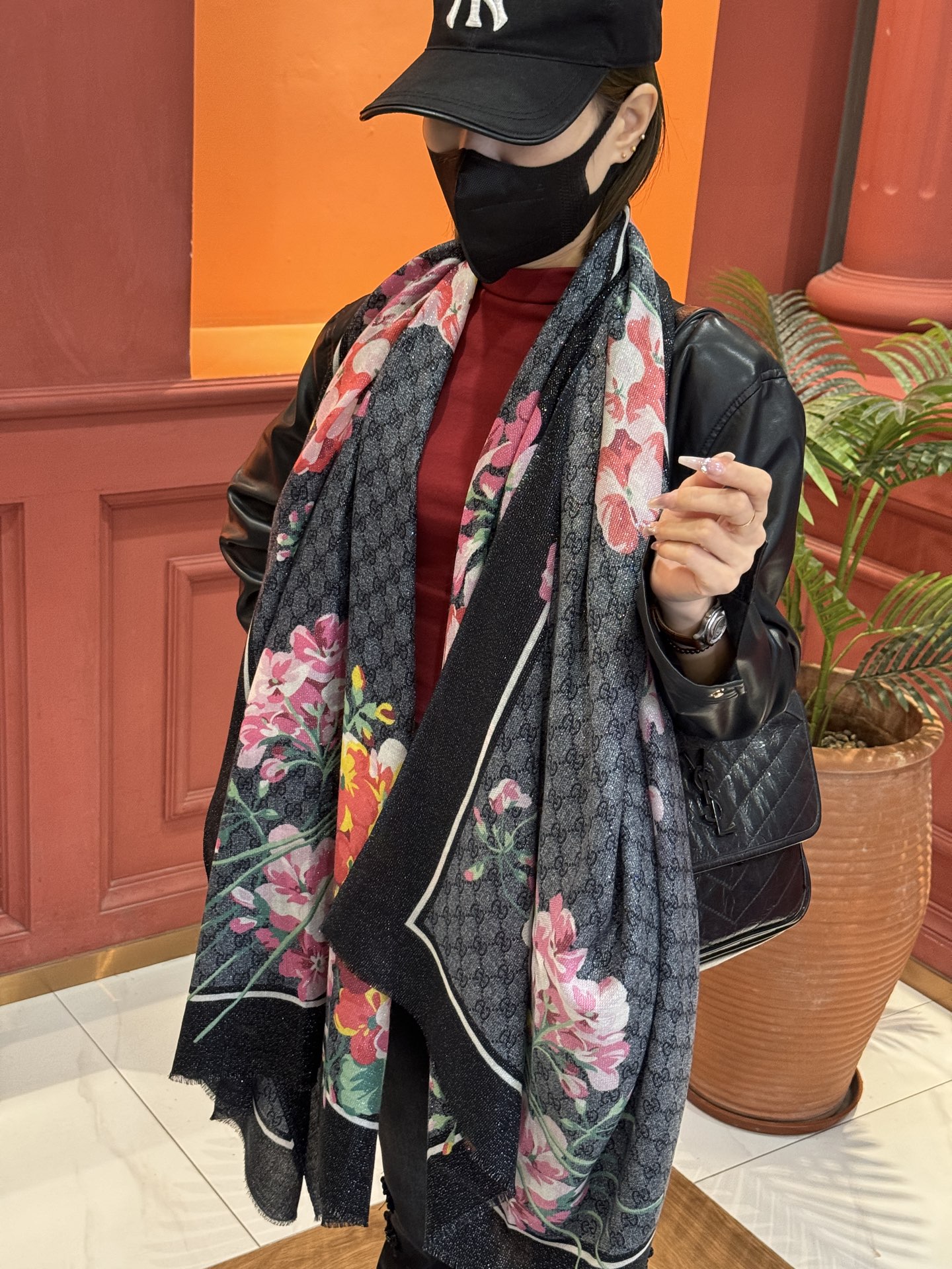 Gucci花卉羊绒围巾~超级抬气色！高级女人味！】羊绒围巾也能这么美！！！Gucci这款双面花卉羊绒围巾