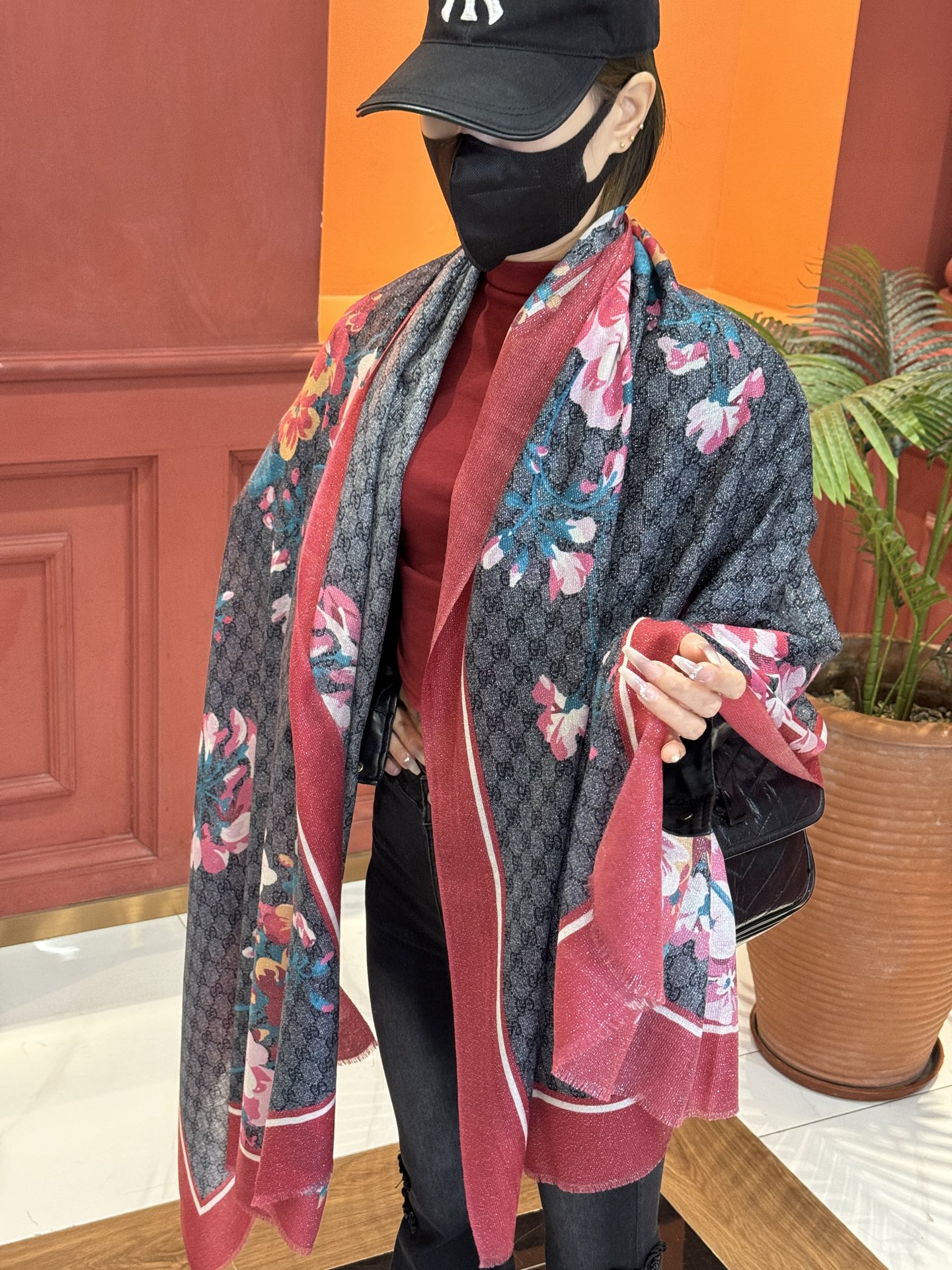 Gucci花卉羊绒围巾~超级抬气色！高级女人味！】羊绒围巾也能这么美！！！Gucci这款双面花卉羊绒围巾