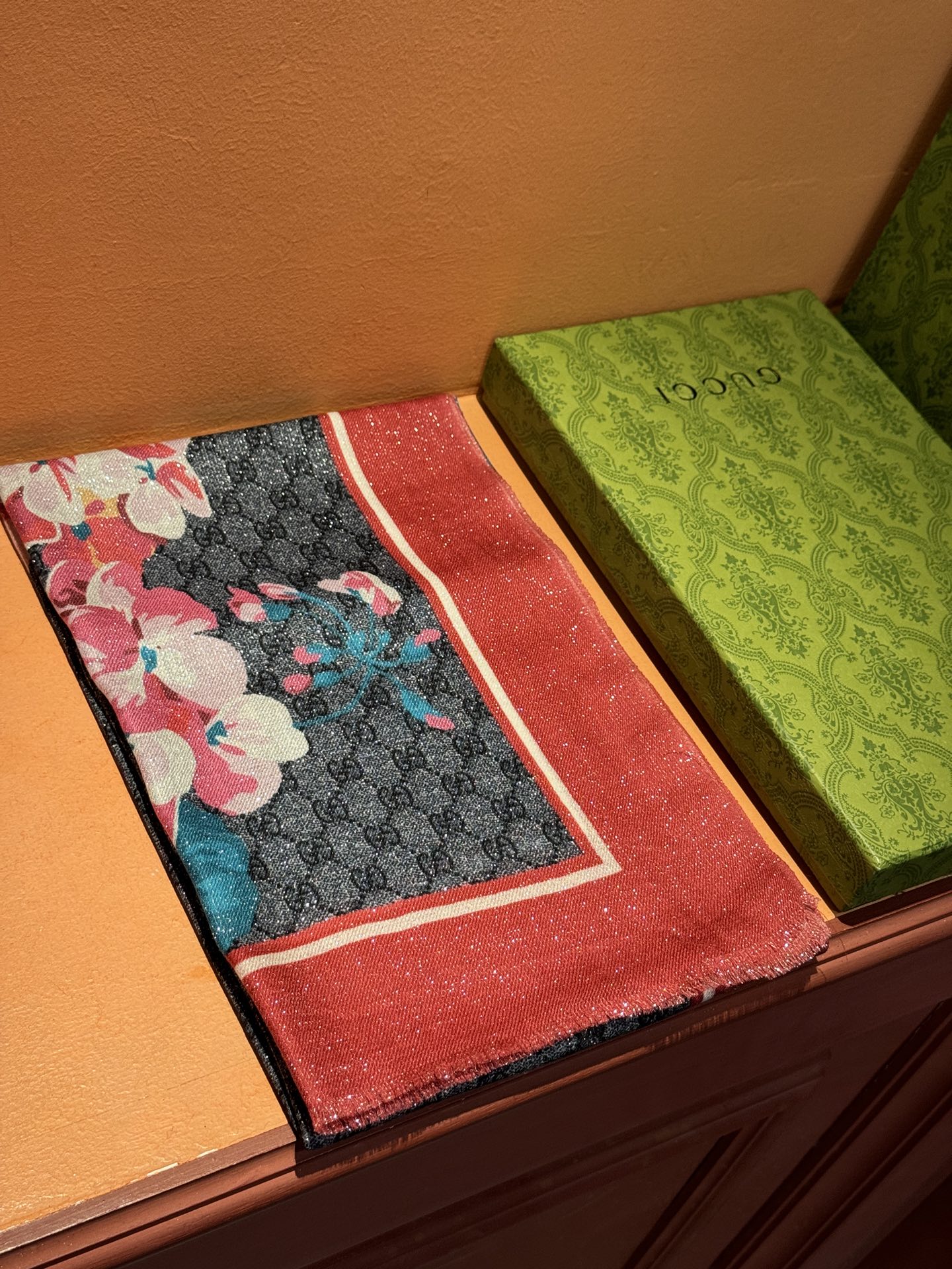 Gucci花卉羊绒围巾~超级抬气色！高级女人味！】羊绒围巾也能这么美！！！Gucci这款双面花卉羊绒围巾