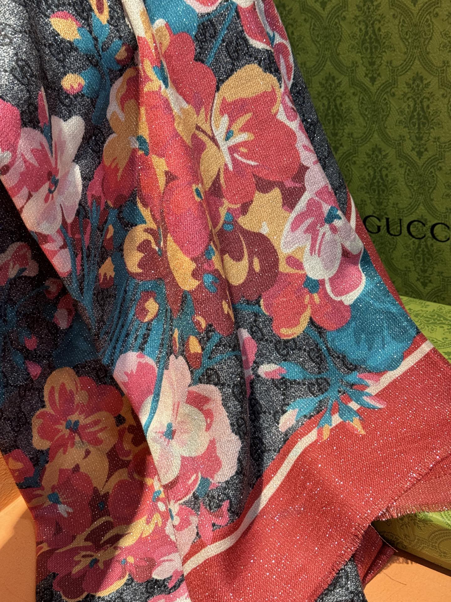 Gucci花卉羊绒围巾~超级抬气色！高级女人味！】羊绒围巾也能这么美！！！Gucci这款双面花卉羊绒围巾