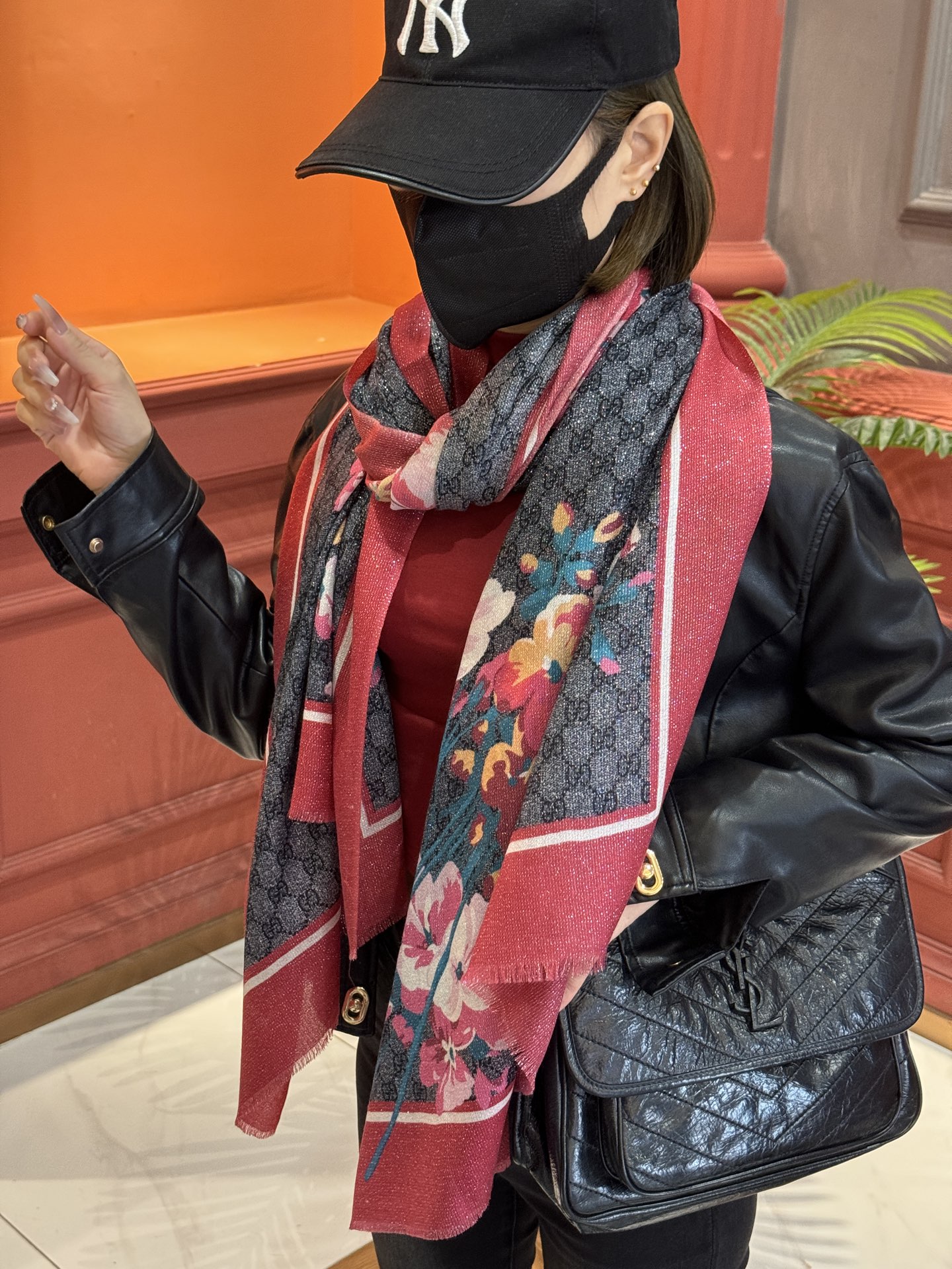 Gucci花卉羊绒围巾~超级抬气色！高级女人味！】羊绒围巾也能这么美！！！Gucci这款双面花卉羊绒围巾