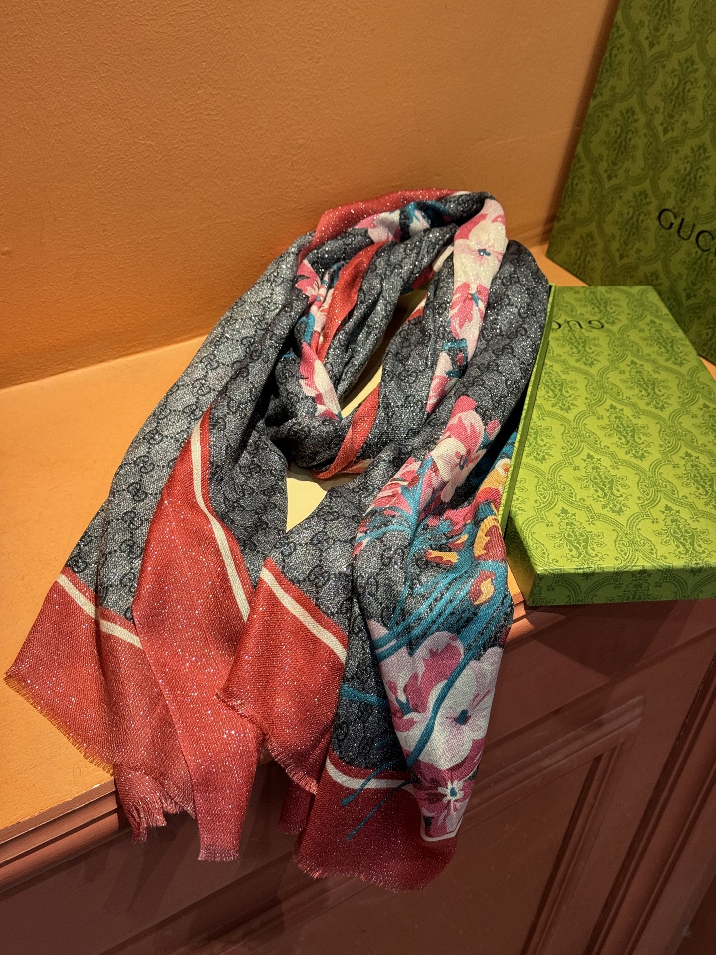 Gucci花卉羊绒围巾~超级抬气色！高级女人味！】羊绒围巾也能这么美！！！Gucci这款双面花卉羊绒围巾