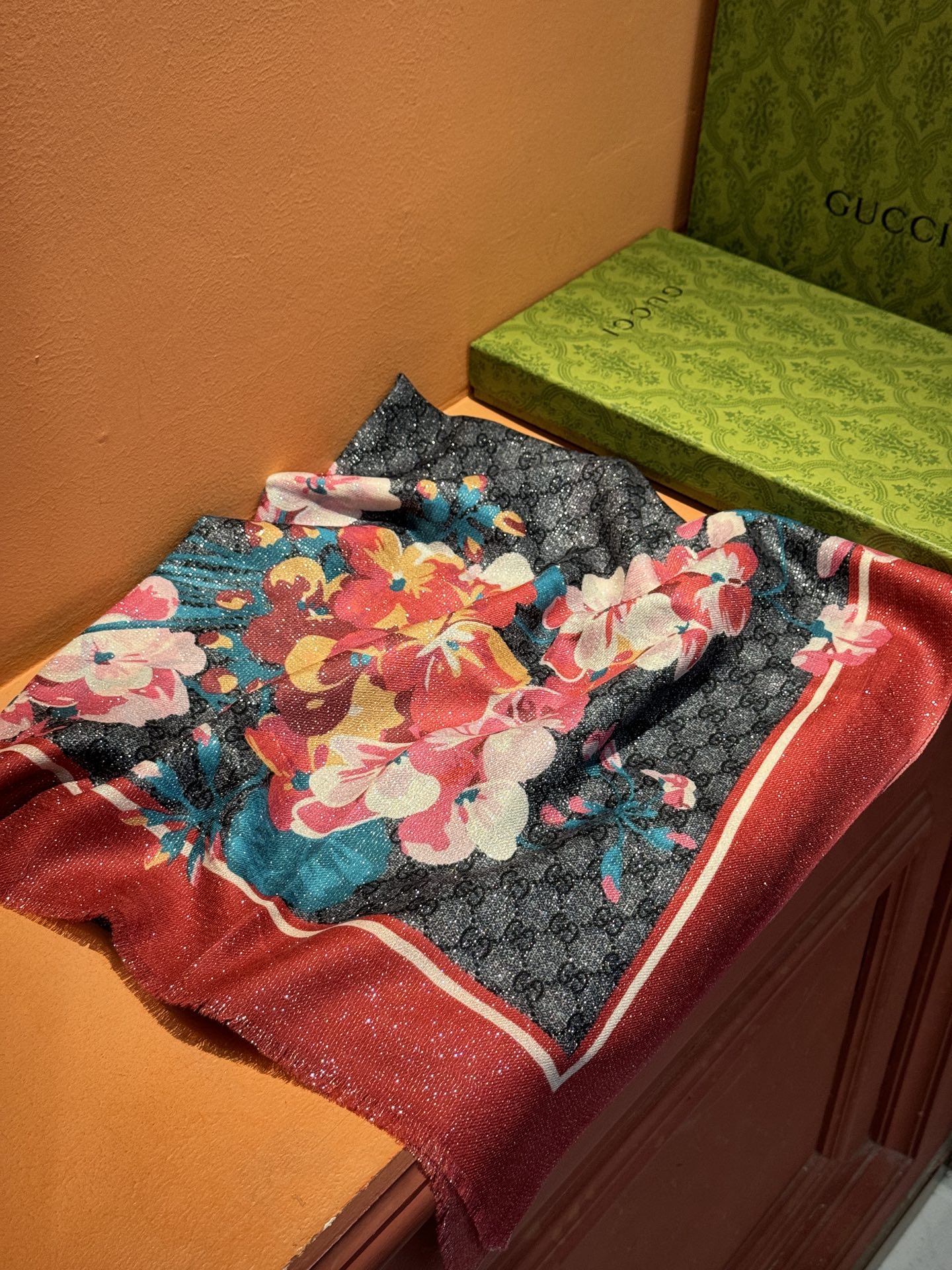 Gucci花卉羊绒围巾~超级抬气色！高级女人味！】羊绒围巾也能这么美！！！Gucci这款双面花卉羊绒围巾