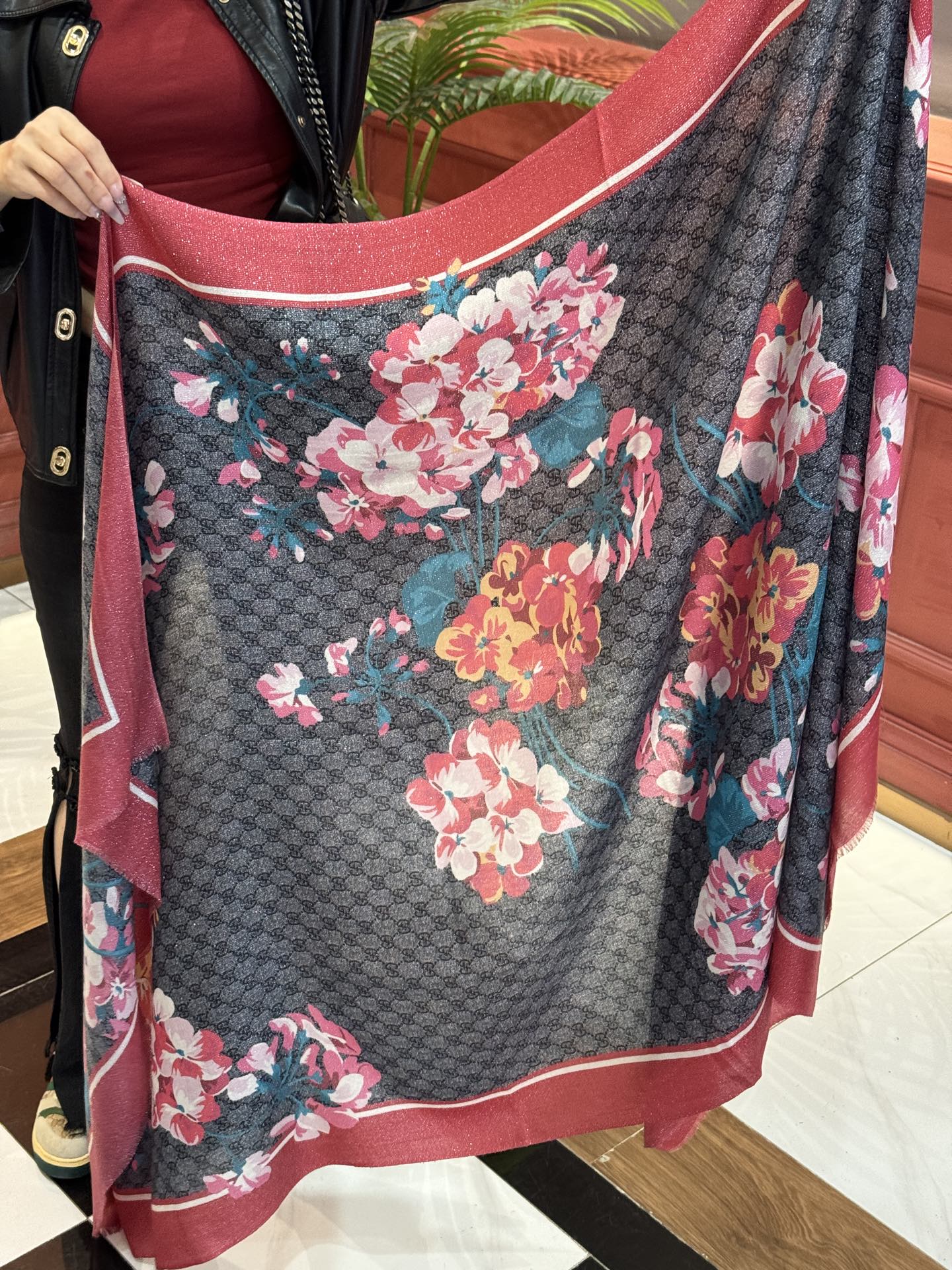 Gucci花卉羊绒围巾~超级抬气色！高级女人味！】羊绒围巾也能这么美！！！Gucci这款双面花卉羊绒围巾