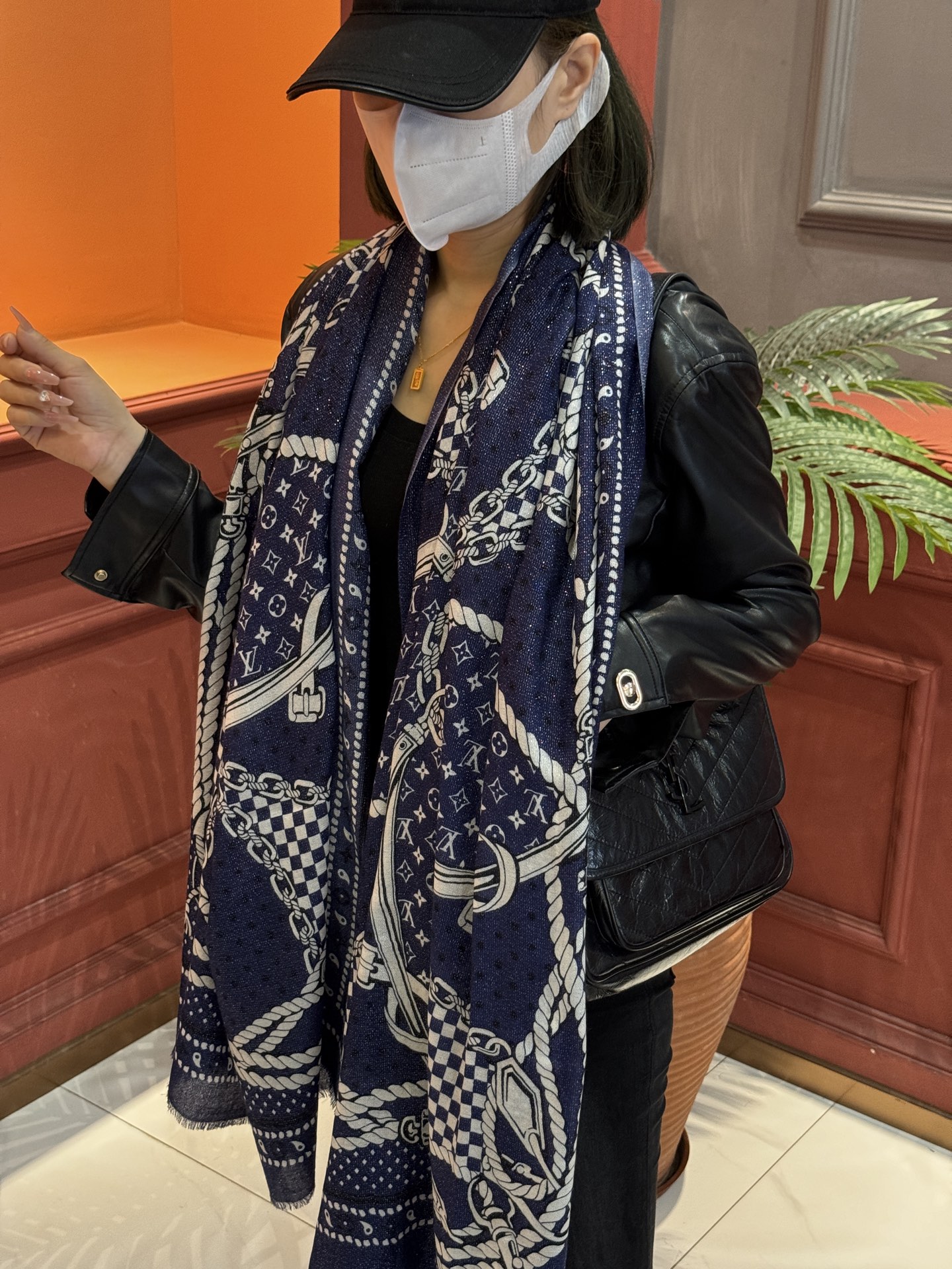 【会发光发亮的围巾】LV银丝羊绒材质❗️轻奢感十足👸 🌺专柜新款🌟面料追求造型，手感挺括，高端设计师配色