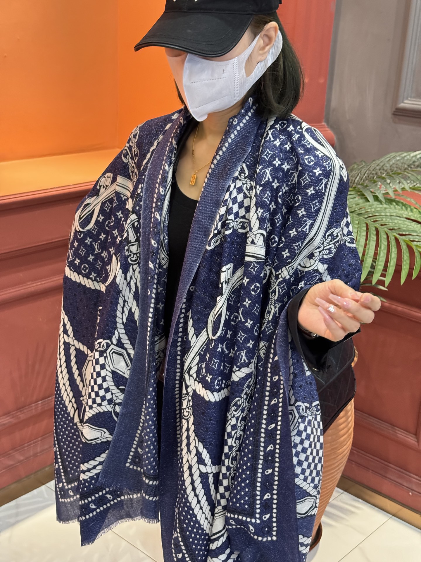 【会发光发亮的围巾】LV银丝羊绒材质❗️轻奢感十足👸 🌺专柜新款🌟面料追求造型，手感挺括，高端设计师配色