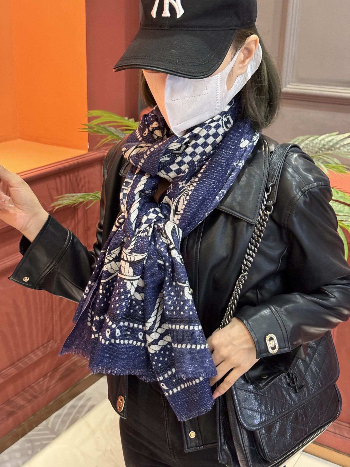 【会发光发亮的围巾】LV银丝羊绒材质❗️轻奢感十足👸 🌺专柜新款🌟面料追求造型，手感挺括，高端设计师配色