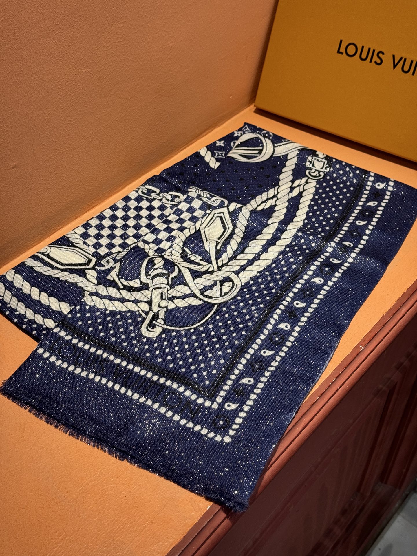 【会发光发亮的围巾】LV银丝羊绒材质❗️轻奢感十足👸 🌺专柜新款🌟面料追求造型，手感挺括，高端设计师配色