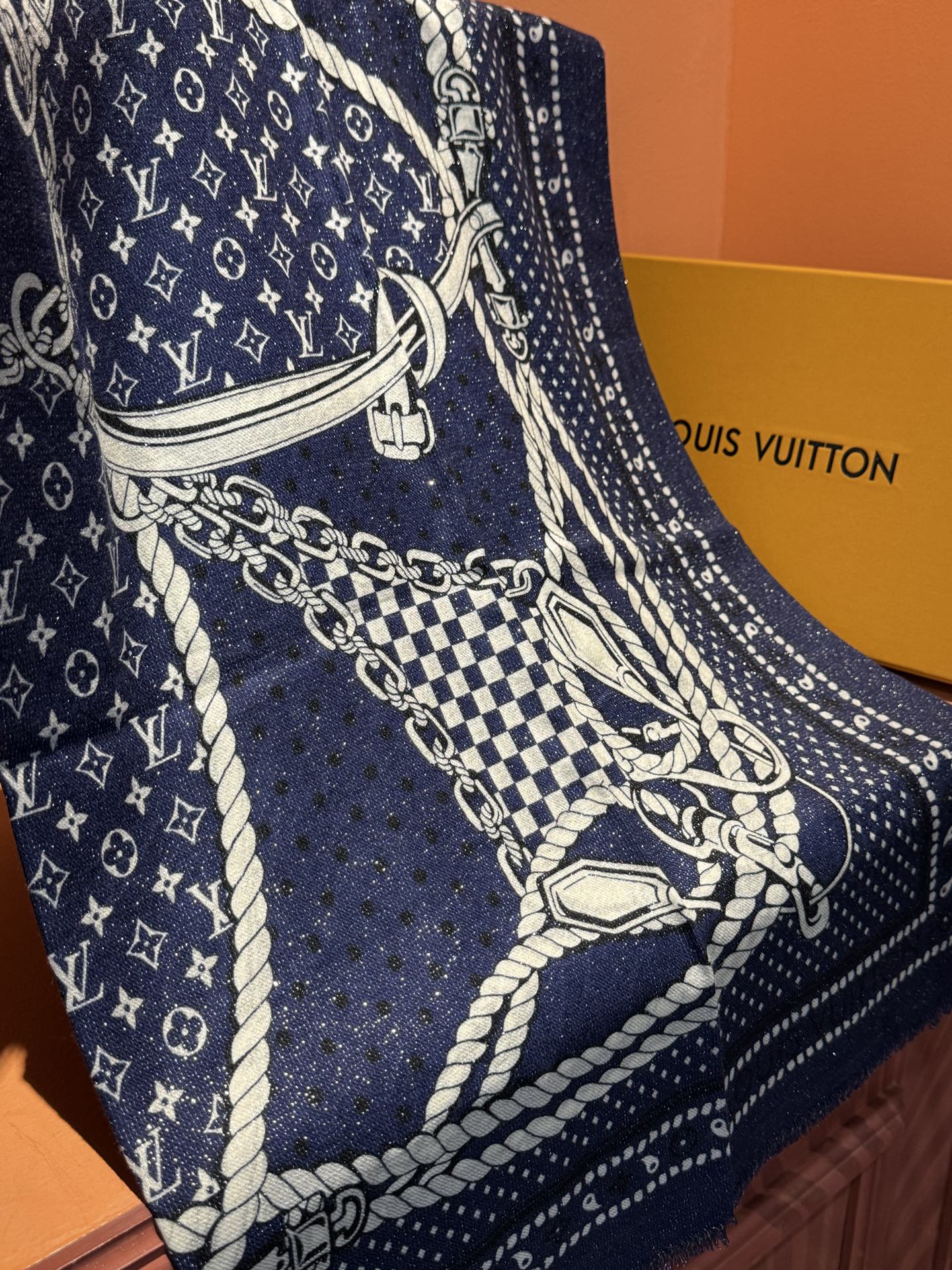 【会发光发亮的围巾】LV银丝羊绒材质❗️轻奢感十足👸 🌺专柜新款🌟面料追求造型，手感挺括，高端设计师配色