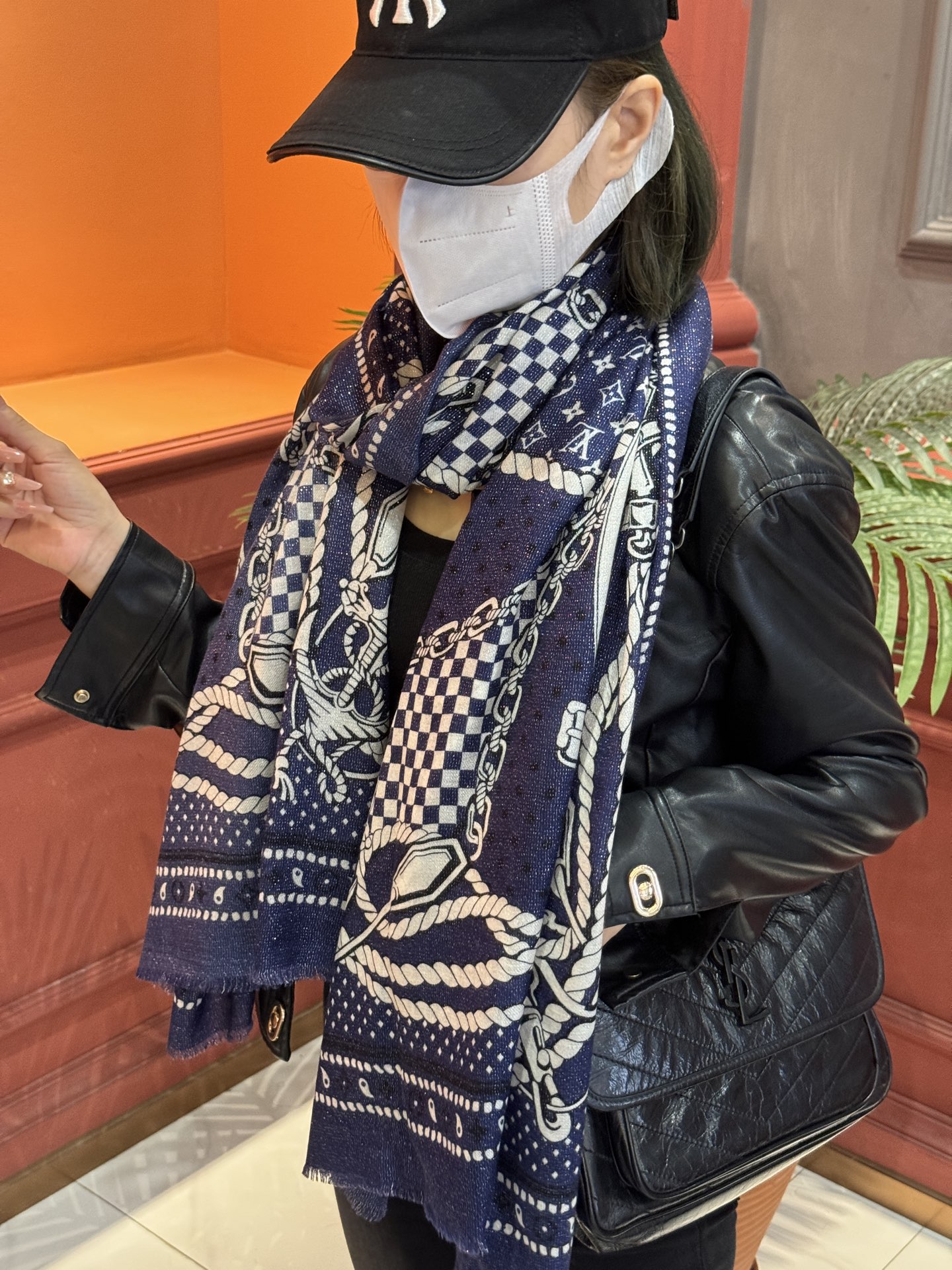 【会发光发亮的围巾】LV银丝羊绒材质❗️轻奢感十足👸 🌺专柜新款🌟面料追求造型，手感挺括，高端设计师配色