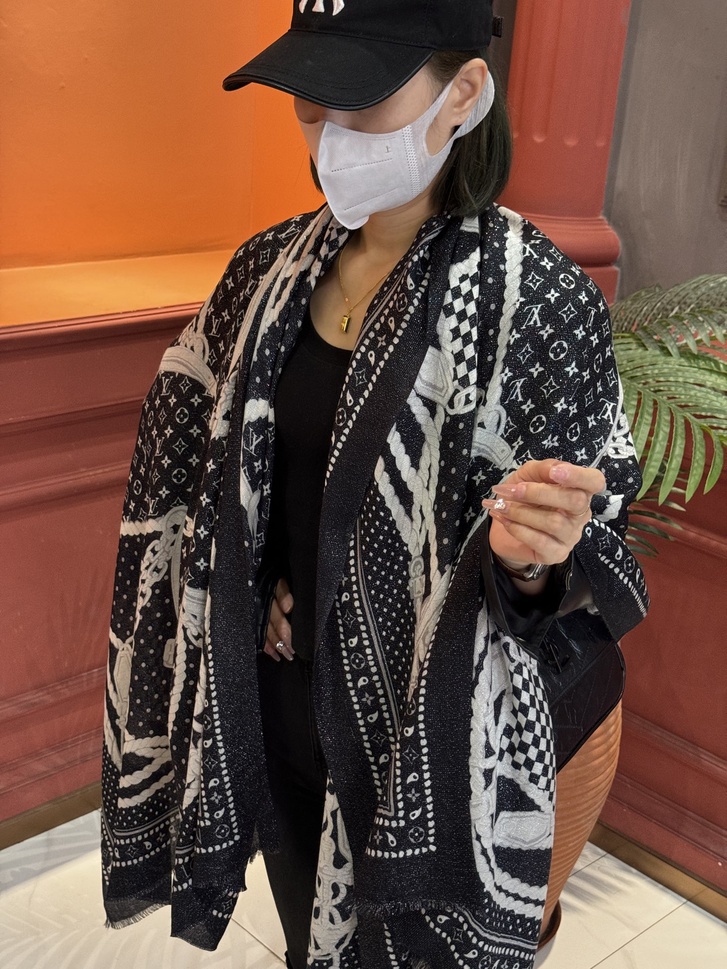 【会发光发亮的围巾】LV银丝羊绒材质❗️轻奢感十足👸 🌺专柜新款🌟面料追求造型，手感挺括，高端设计师配色