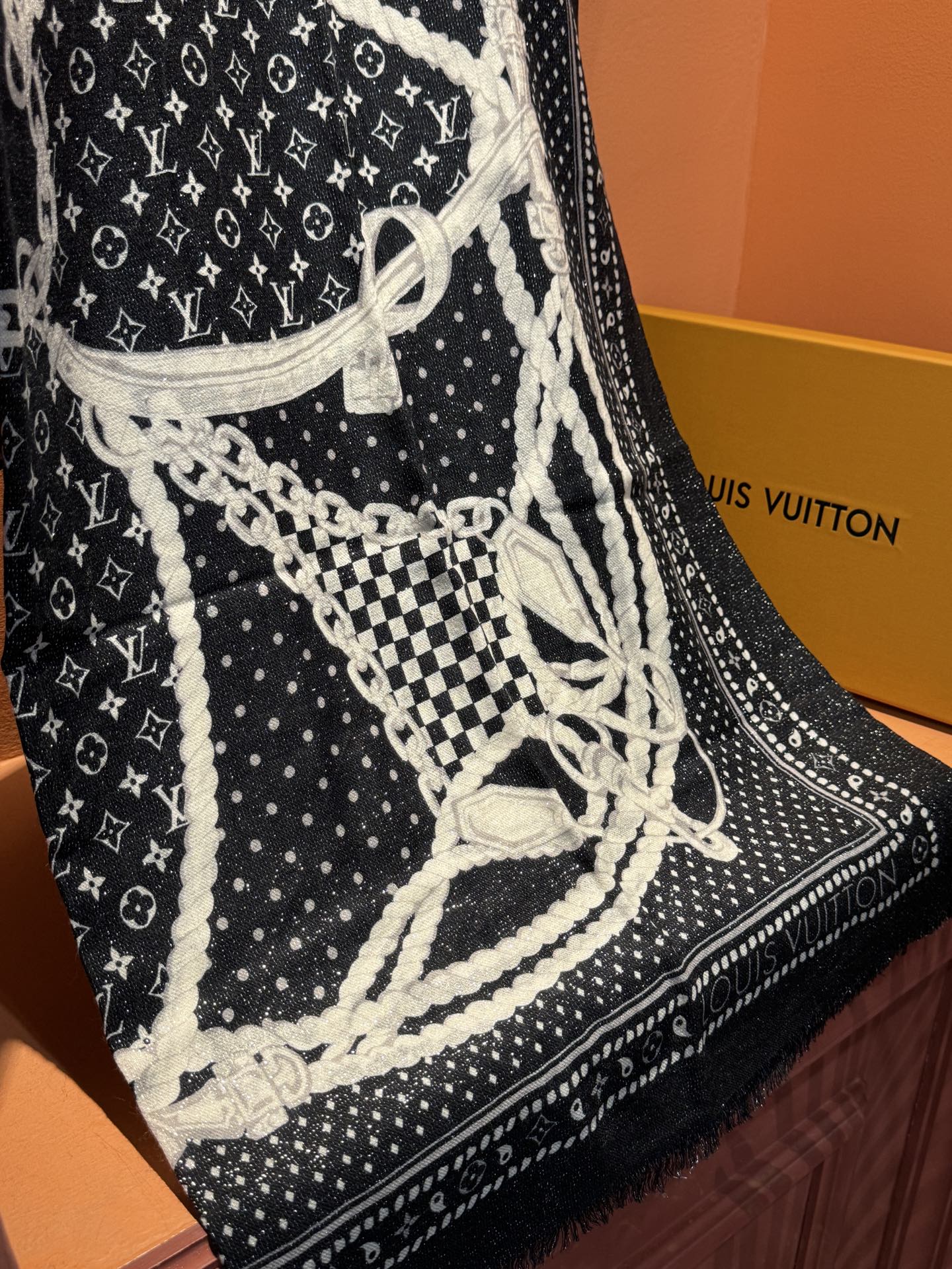 【会发光发亮的围巾】LV银丝羊绒材质❗️轻奢感十足👸 🌺专柜新款🌟面料追求造型，手感挺括，高端设计师配色