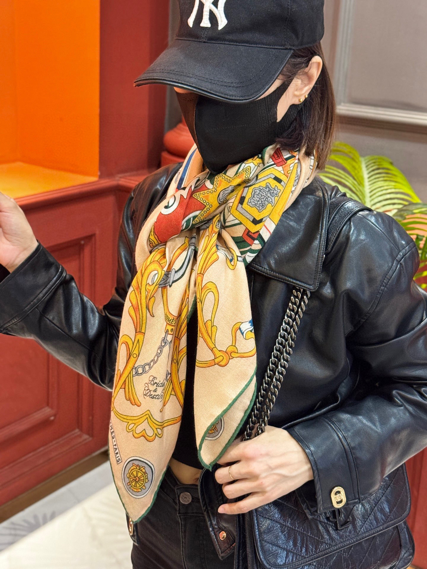 新款 秋冬搭配利器❗️顶级双面同色真丝羊绒披肩！！点睛精彩，图案和配色都超级喜欢，又一款双面配色工艺设计