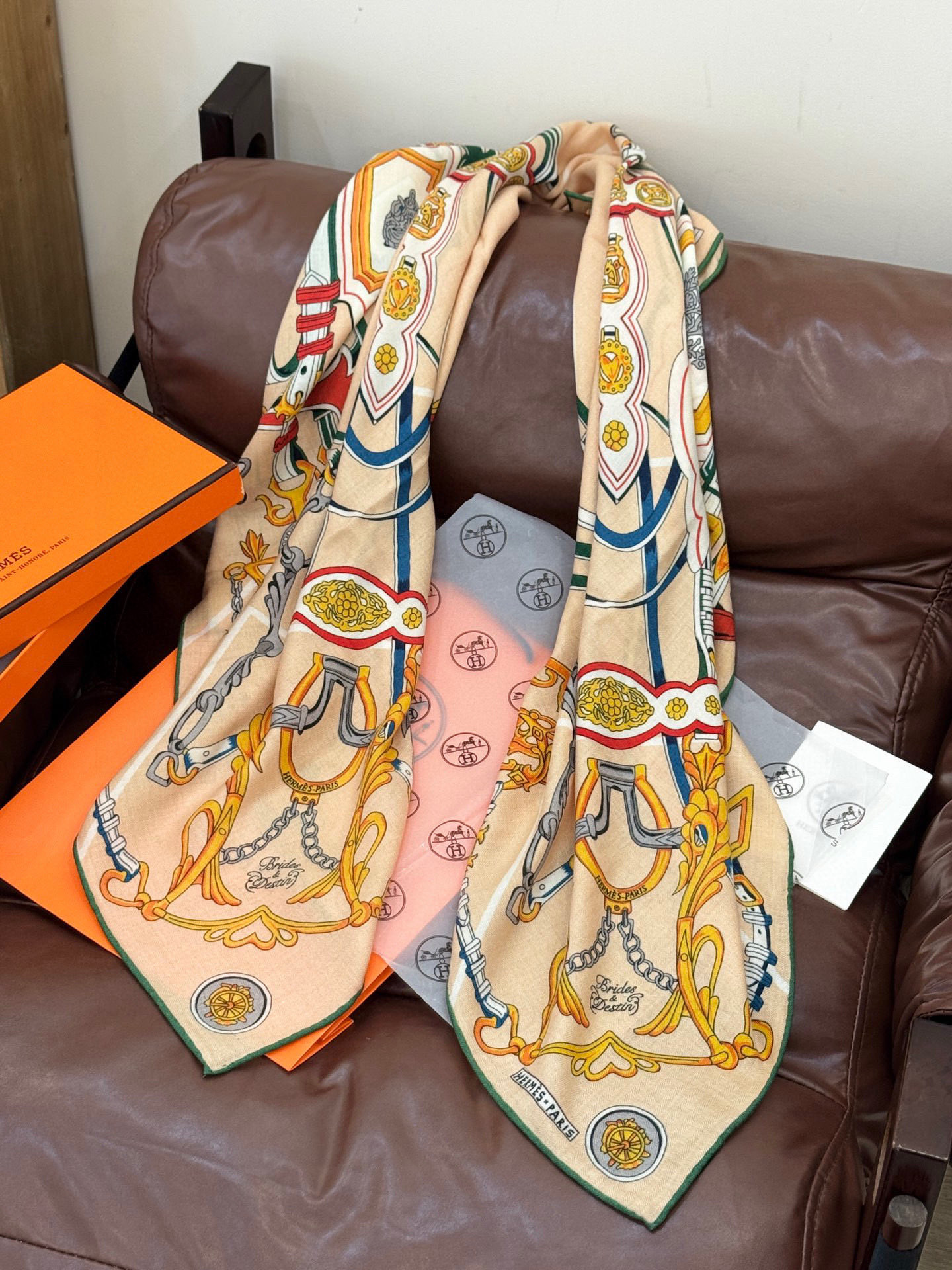 新款 秋冬搭配利器❗️顶级双面同色真丝羊绒披肩！！点睛精彩，图案和配色都超级喜欢，又一款双面配色工艺设计