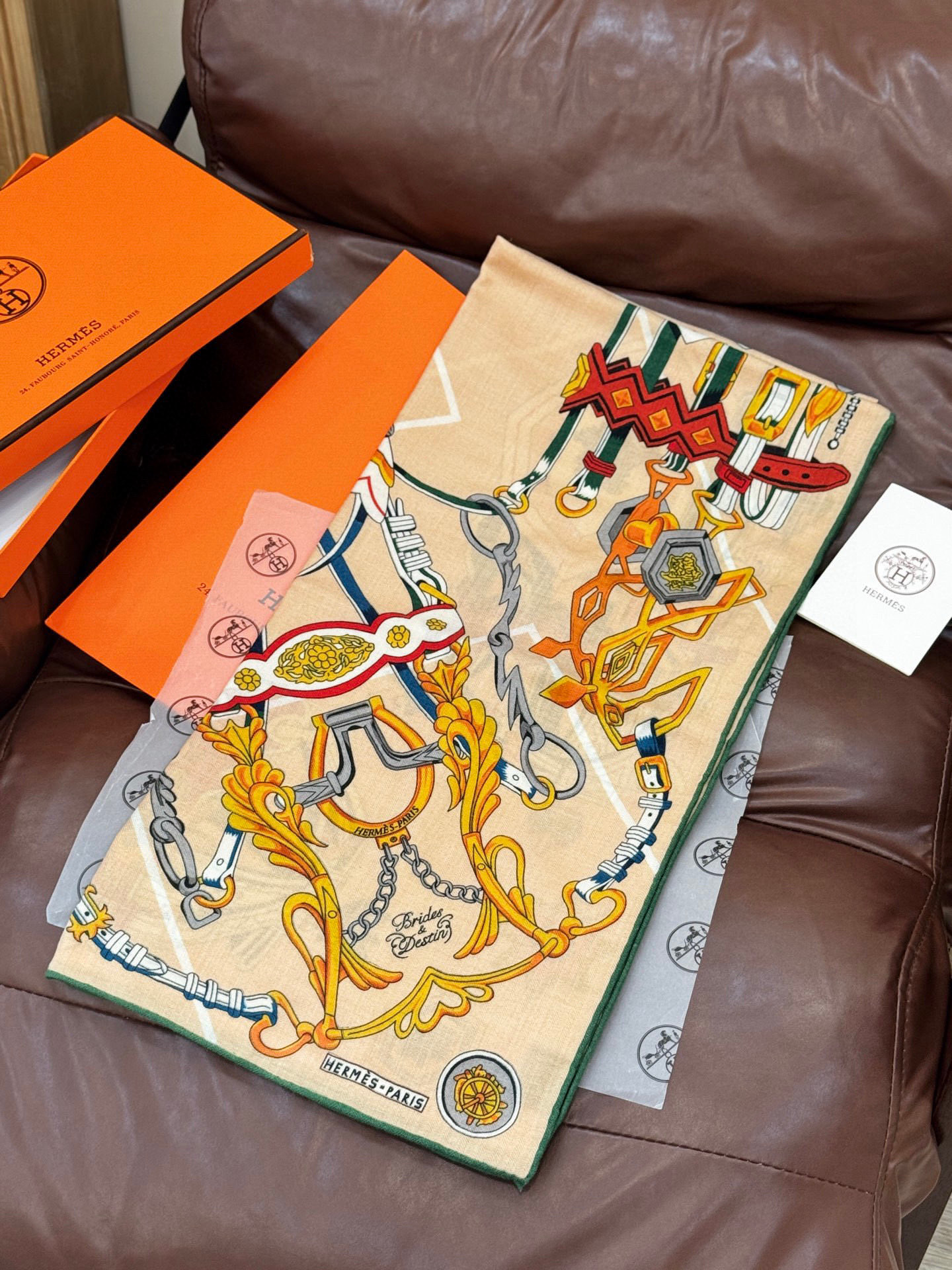 新款 秋冬搭配利器❗️顶级双面同色真丝羊绒披肩！！点睛精彩，图案和配色都超级喜欢，又一款双面配色工艺设计