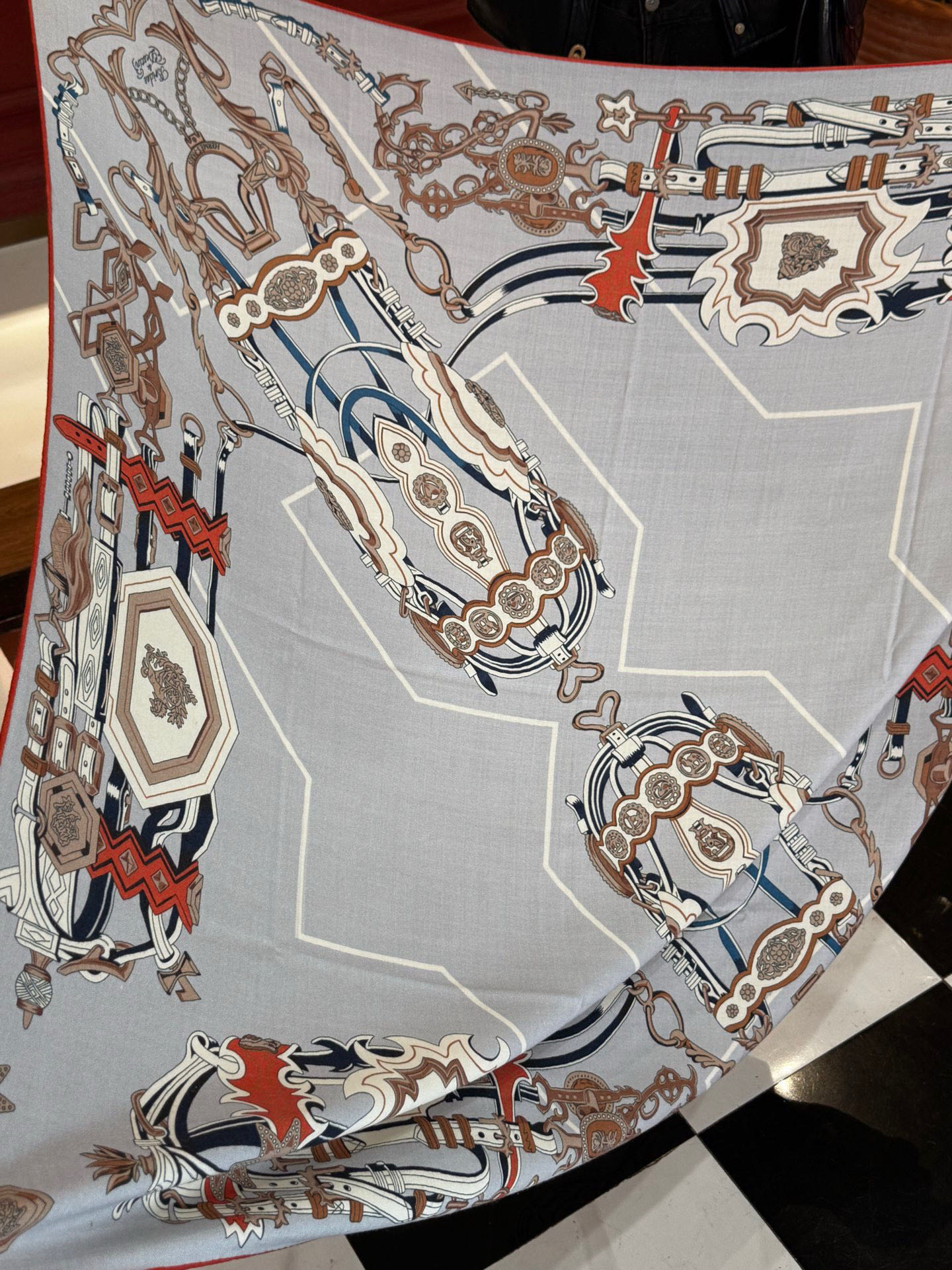 新款 秋冬搭配利器❗️顶级双面同色真丝羊绒披肩！！点睛精彩，图案和配色都超级喜欢，又一款双面配色工艺设计