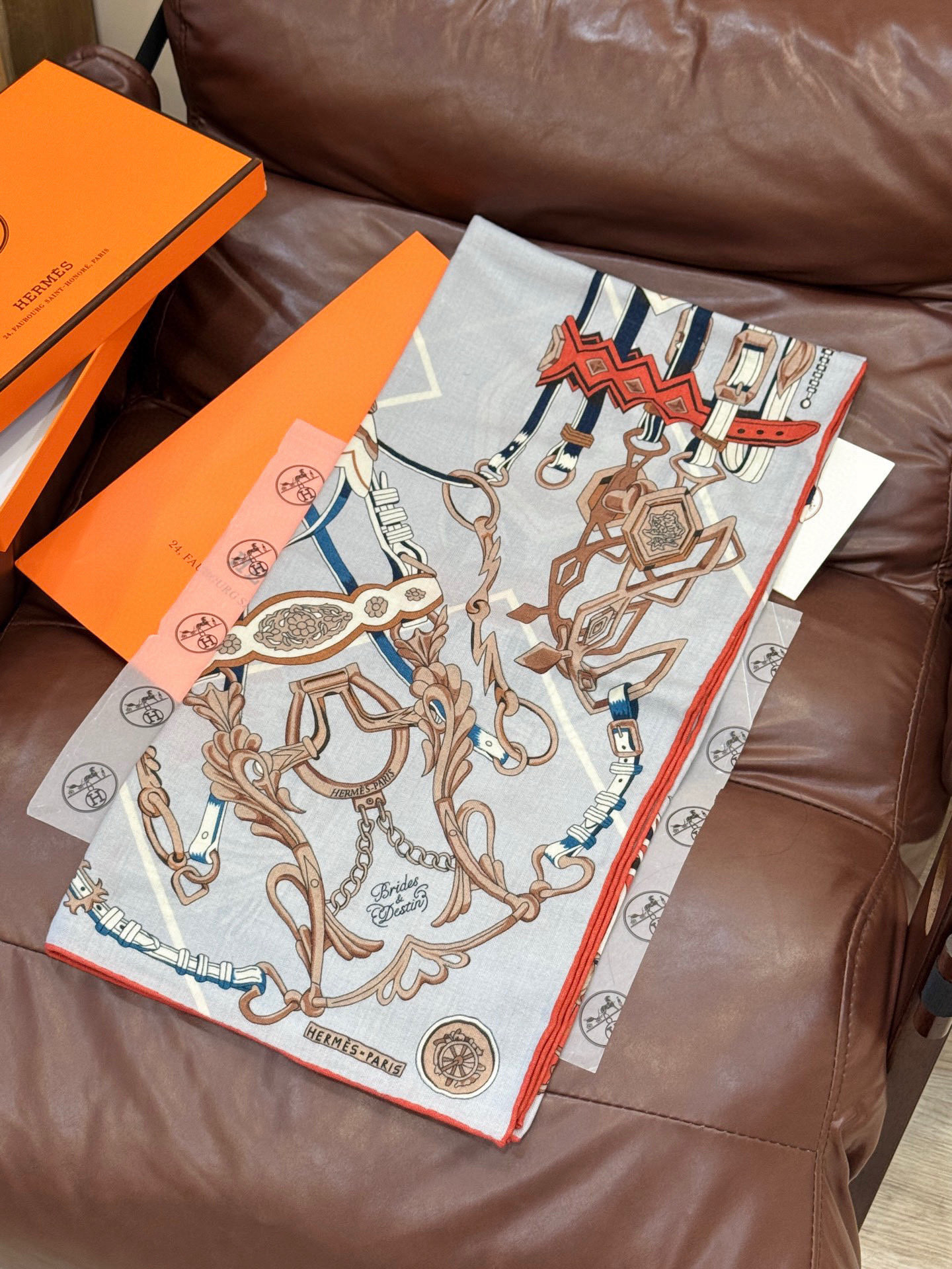 新款 秋冬搭配利器❗️顶级双面同色真丝羊绒披肩！！点睛精彩，图案和配色都超级喜欢，又一款双面配色工艺设计