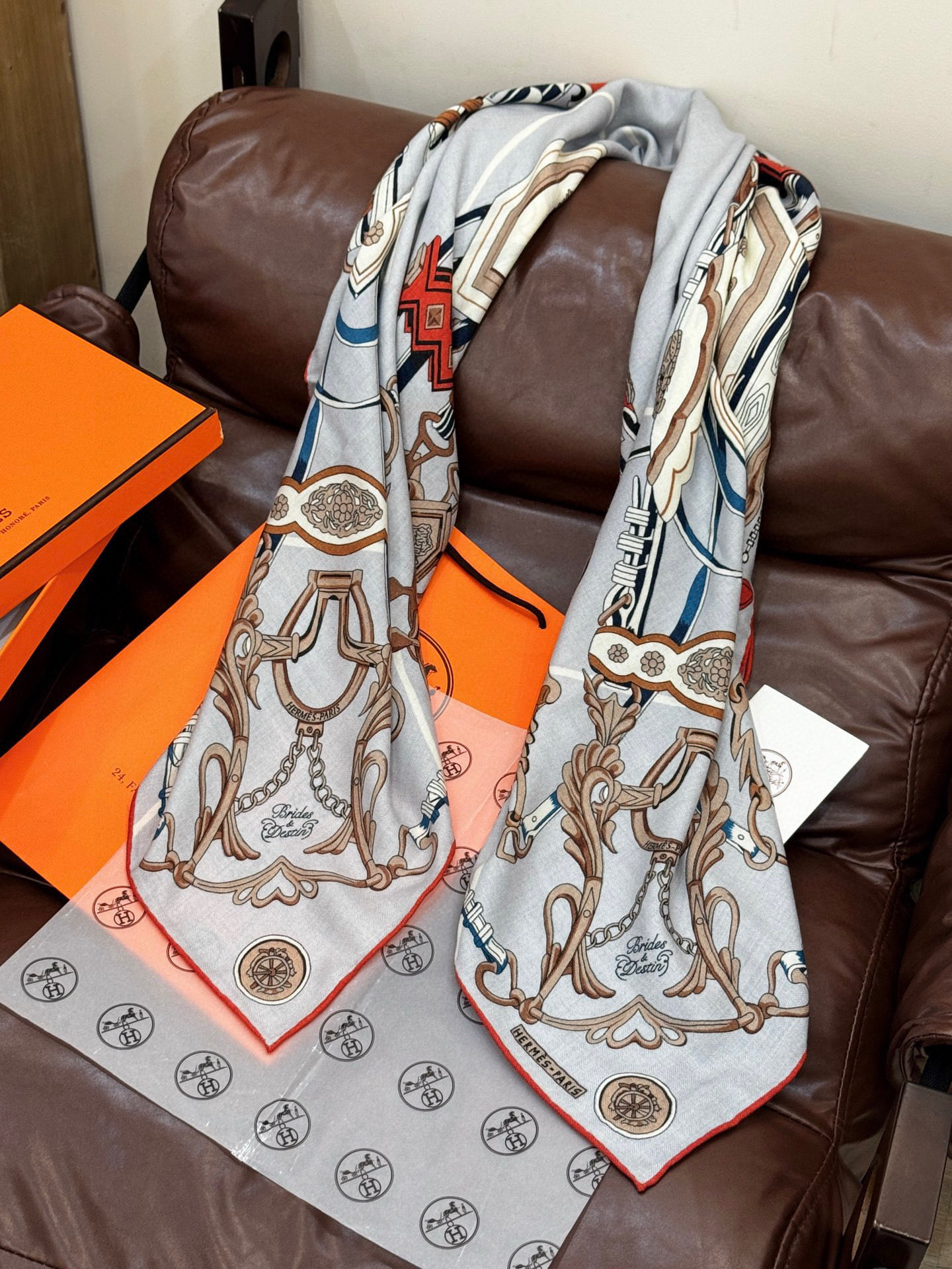 新款 秋冬搭配利器❗️顶级双面同色真丝羊绒披肩！！点睛精彩，图案和配色都超级喜欢，又一款双面配色工艺设计