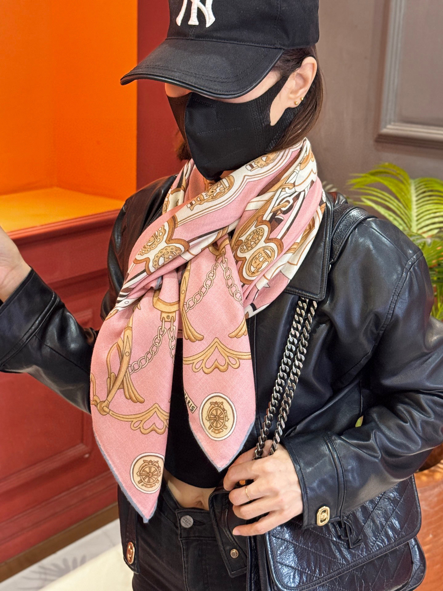 新款 秋冬搭配利器❗️顶级双面同色真丝羊绒披肩！！点睛精彩，图案和配色都超级喜欢，又一款双面配色工艺设计