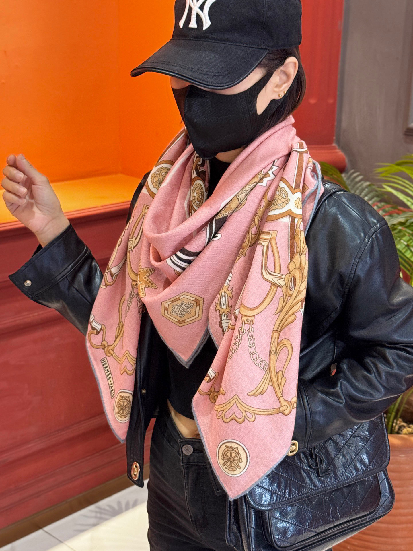 新款 秋冬搭配利器❗️顶级双面同色真丝羊绒披肩！！点睛精彩，图案和配色都超级喜欢，又一款双面配色工艺设计