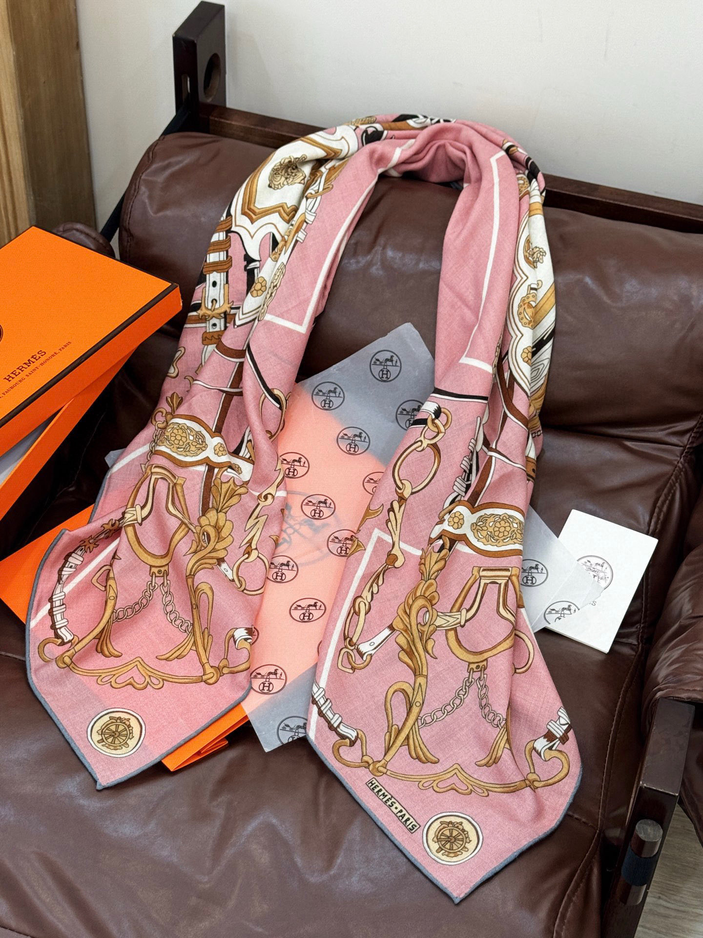 新款 秋冬搭配利器❗️顶级双面同色真丝羊绒披肩！！点睛精彩，图案和配色都超级喜欢，又一款双面配色工艺设计