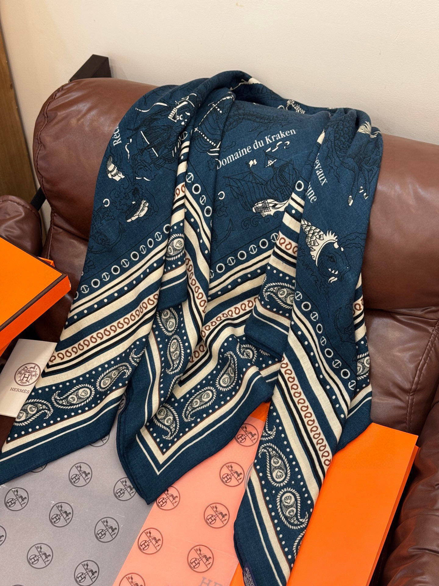 💟2025年秋冬抢先 上新💞【双面同色丝毛方巾】手工卷边山羊绒和真丝混纺披肩（70%山羊绒，30%桑蚕丝