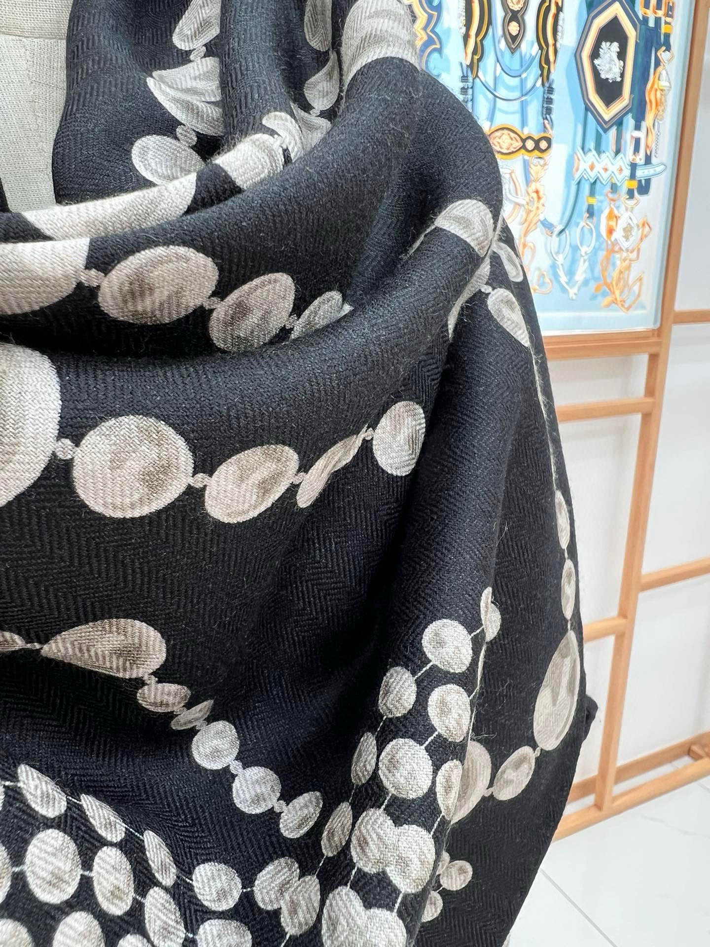 【▪️CHANEL新款 双面同色丝绒方巾】温柔而娴静，珍珠优雅气质！柔软顺滑的感觉真的舒服到心都化了！C