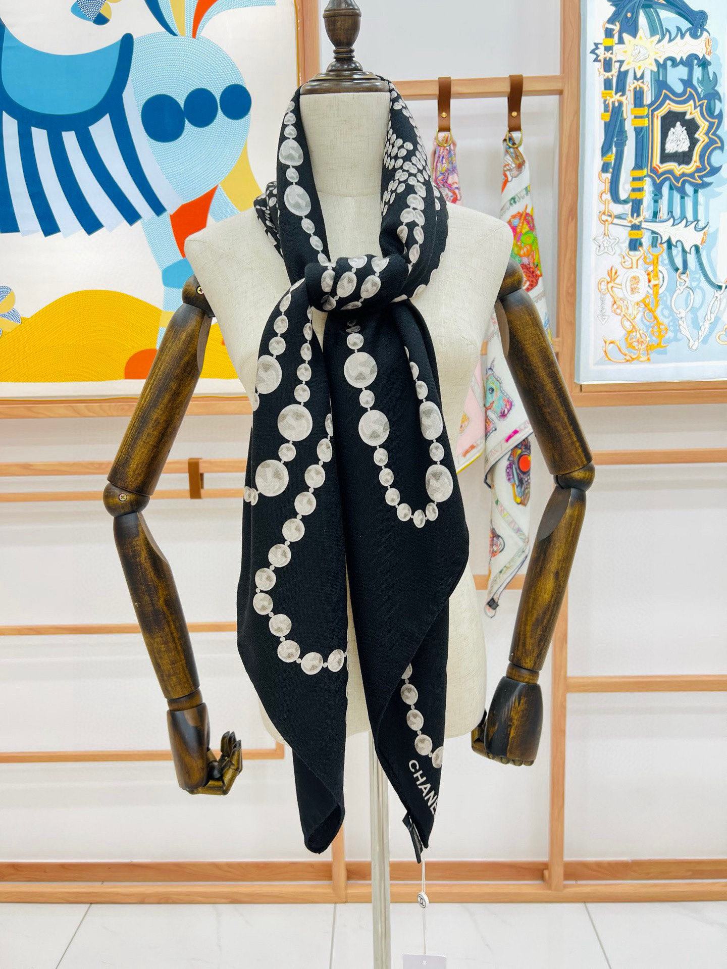 【▪️CHANEL新款 双面同色丝绒方巾】温柔而娴静，珍珠优雅气质！柔软顺滑的感觉真的舒服到心都化了！C