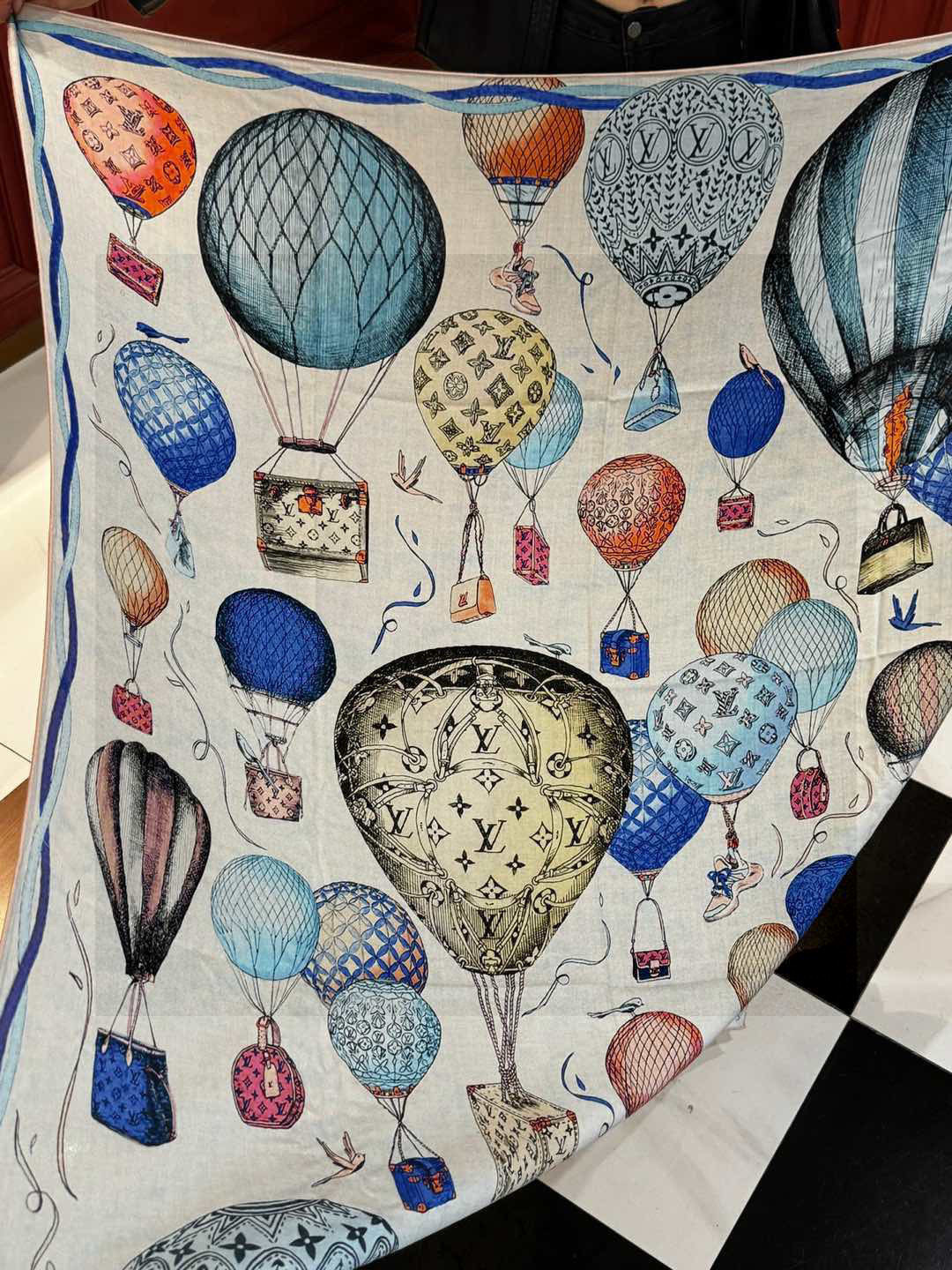 ❄【双面同色】原单Lv140cm丝绒方巾，《热气球》，本款方巾全新加入 U价🉐️ and Away 系列
