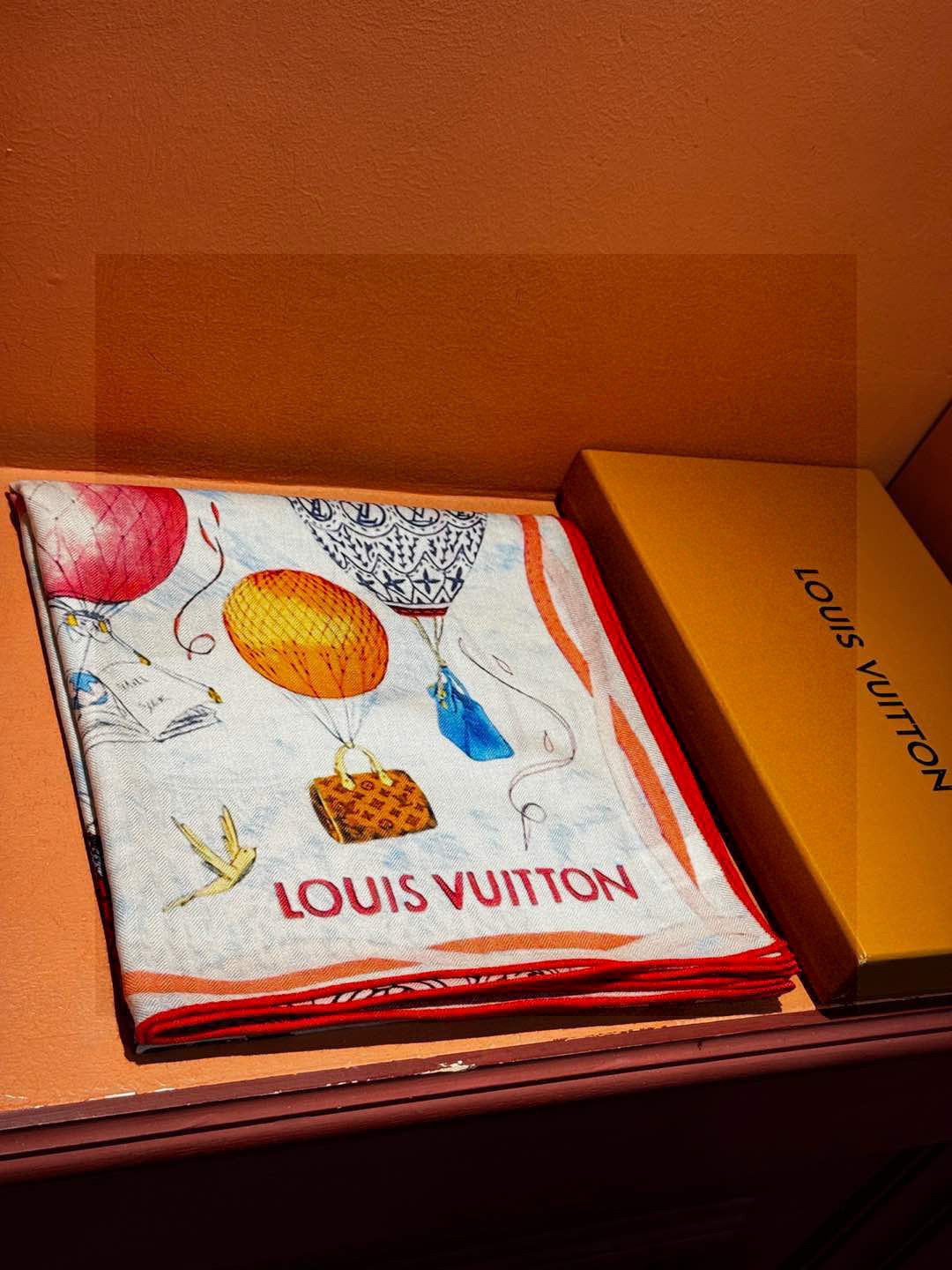 ❄【双面同色】原单Lv140cm丝绒方巾，《热气球》，本款方巾全新加入 U价🉐️ and Away 系列