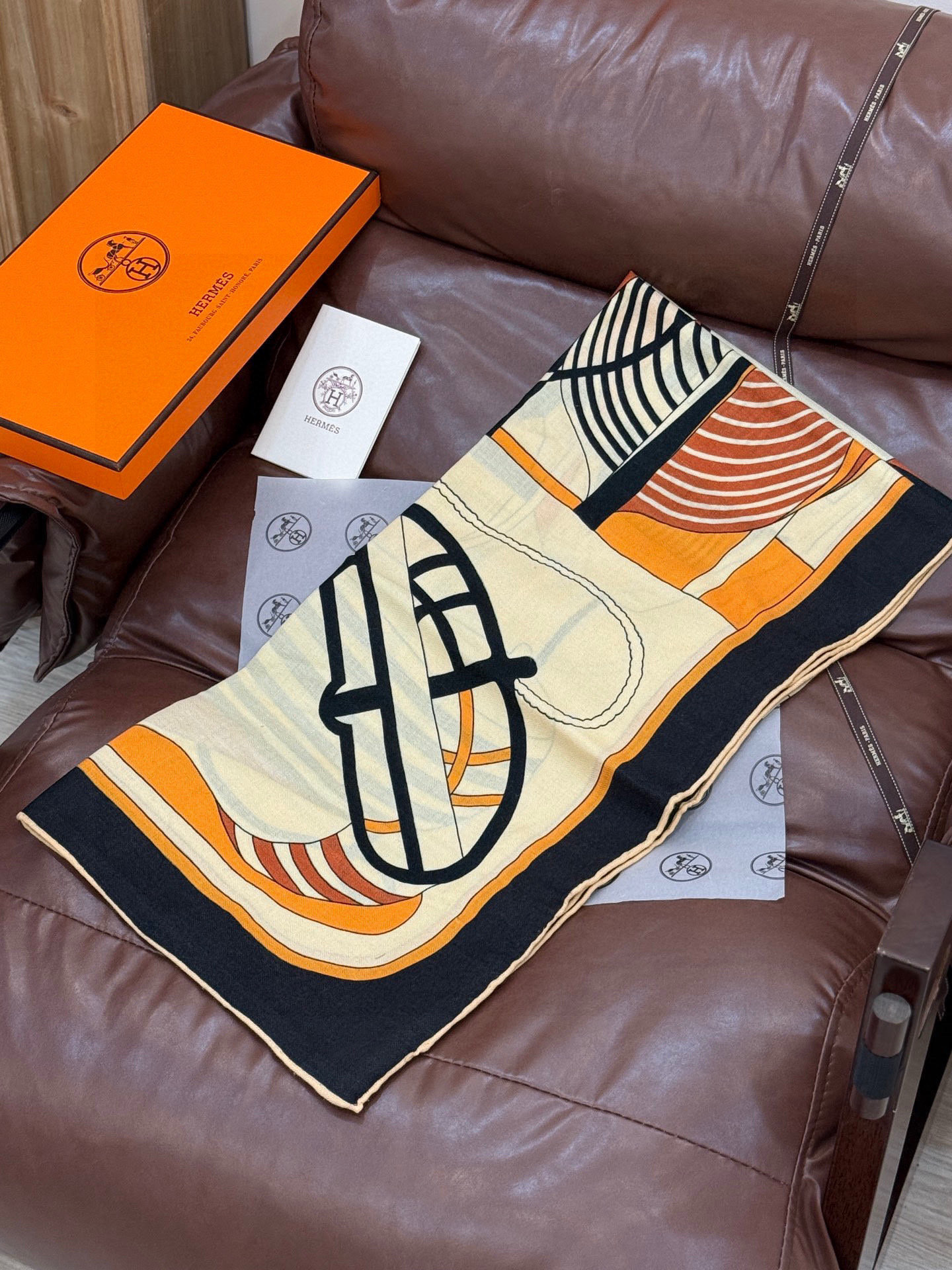 💟2025年早秋上新💞【双面同色丝毛方巾】手工卷边山羊绒和真丝混纺披肩（70%山羊绒，30%桑蚕丝）这款