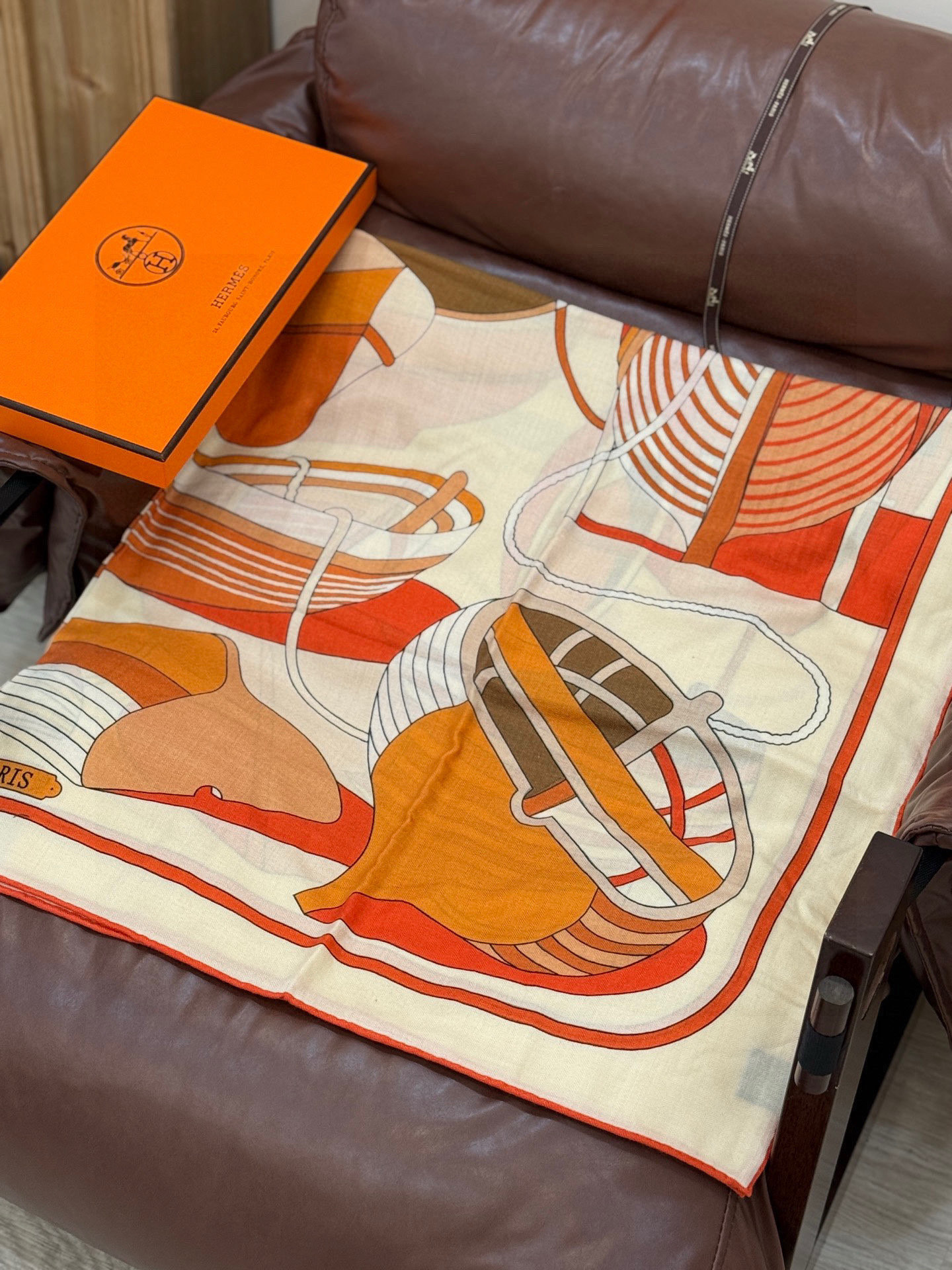 💟2025年早秋上新💞【双面同色丝毛方巾】手工卷边山羊绒和真丝混纺披肩（70%山羊绒，30%桑蚕丝）这款