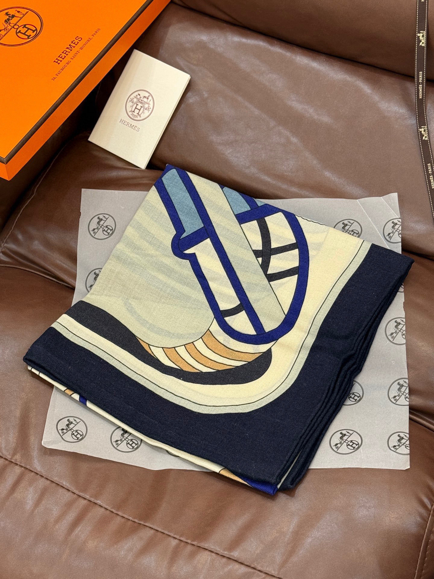 💟2025年早秋上新💞【双面同色丝毛方巾】手工卷边山羊绒和真丝混纺披肩（70%山羊绒，30%桑蚕丝）这款