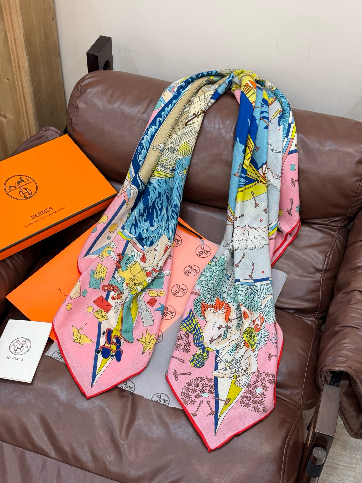 “全速前进”140双面丝毛披肩手工卷边丝毛方巾（30%桑蚕丝70%羊毛）这款经典单品展现强大而迷人的女性