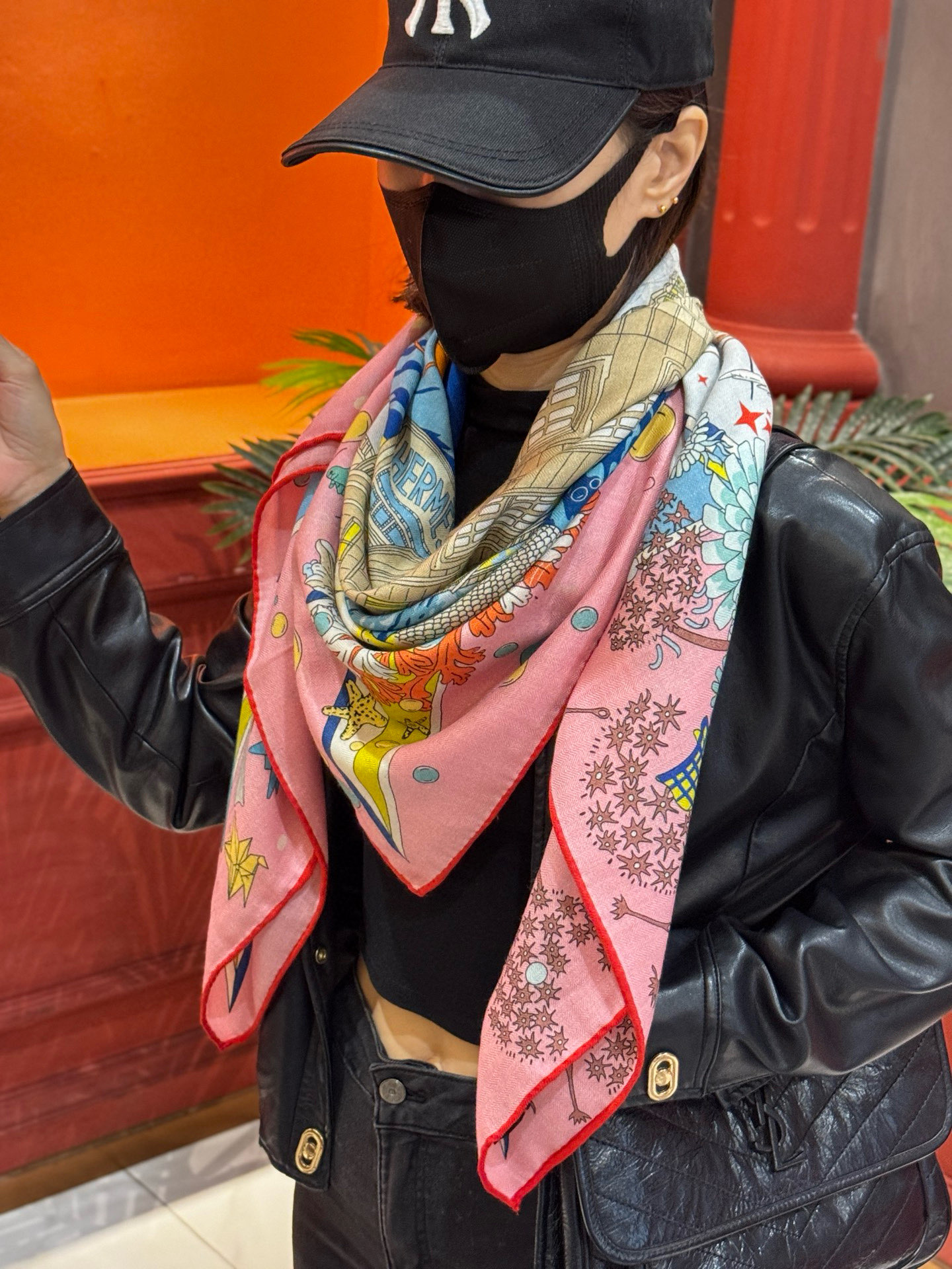 “全速前进”140双面丝毛披肩手工卷边丝毛方巾（30%桑蚕丝70%羊毛）这款经典单品展现强大而迷人的女性