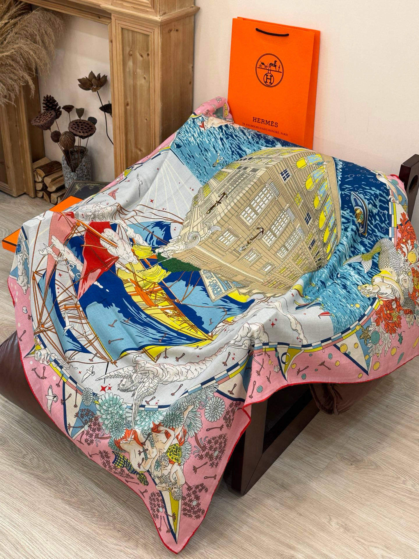 “全速前进”140双面丝毛披肩手工卷边丝毛方巾（30%桑蚕丝70%羊毛）这款经典单品展现强大而迷人的女性