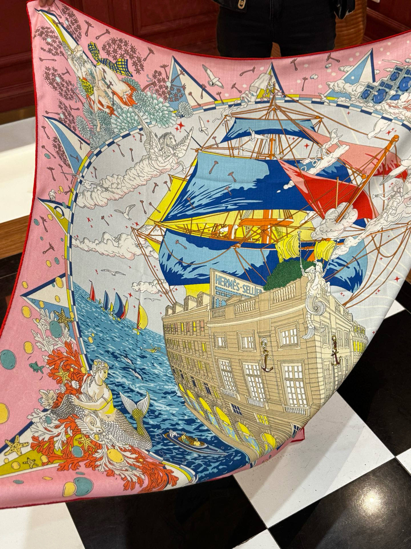 “全速前进”140双面丝毛披肩手工卷边丝毛方巾（30%桑蚕丝70%羊毛）这款经典单品展现强大而迷人的女性