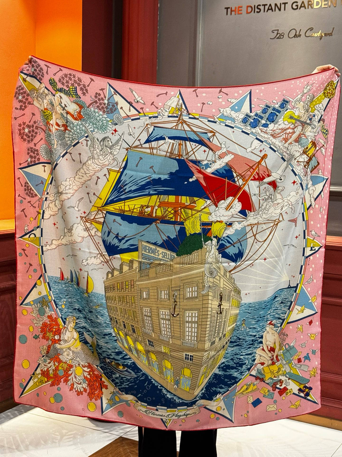 “全速前进”140双面丝毛披肩手工卷边丝毛方巾（30%桑蚕丝70%羊毛）这款经典单品展现强大而迷人的女性