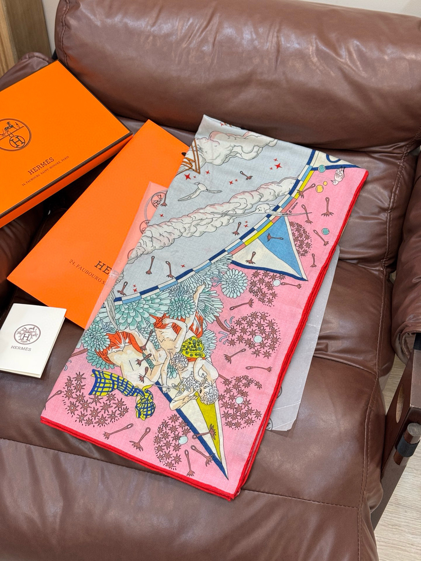 “全速前进”140双面丝毛披肩手工卷边丝毛方巾（30%桑蚕丝70%羊毛）这款经典单品展现强大而迷人的女性