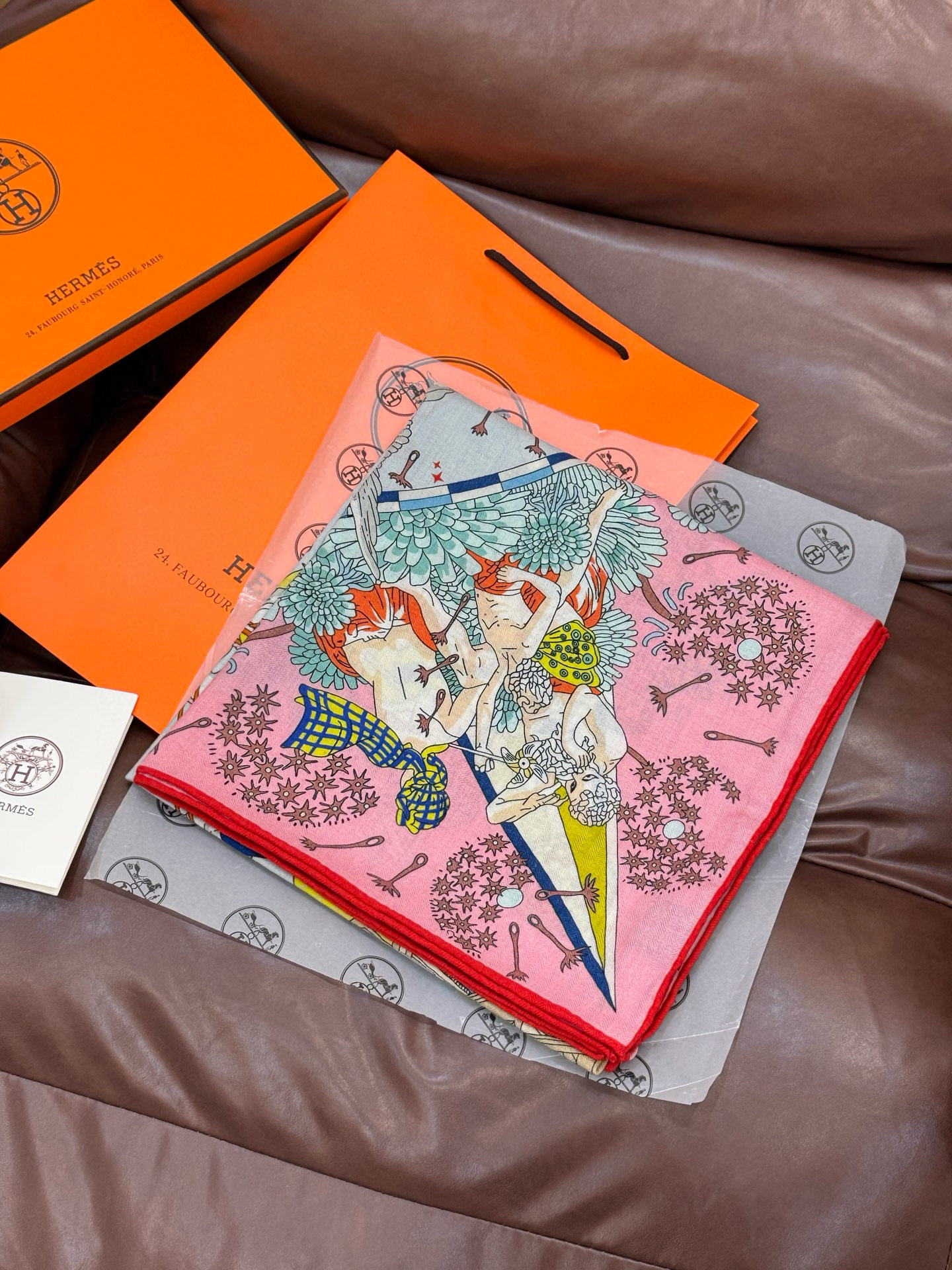 “全速前进”140双面丝毛披肩手工卷边丝毛方巾（30%桑蚕丝70%羊毛）这款经典单品展现强大而迷人的女性