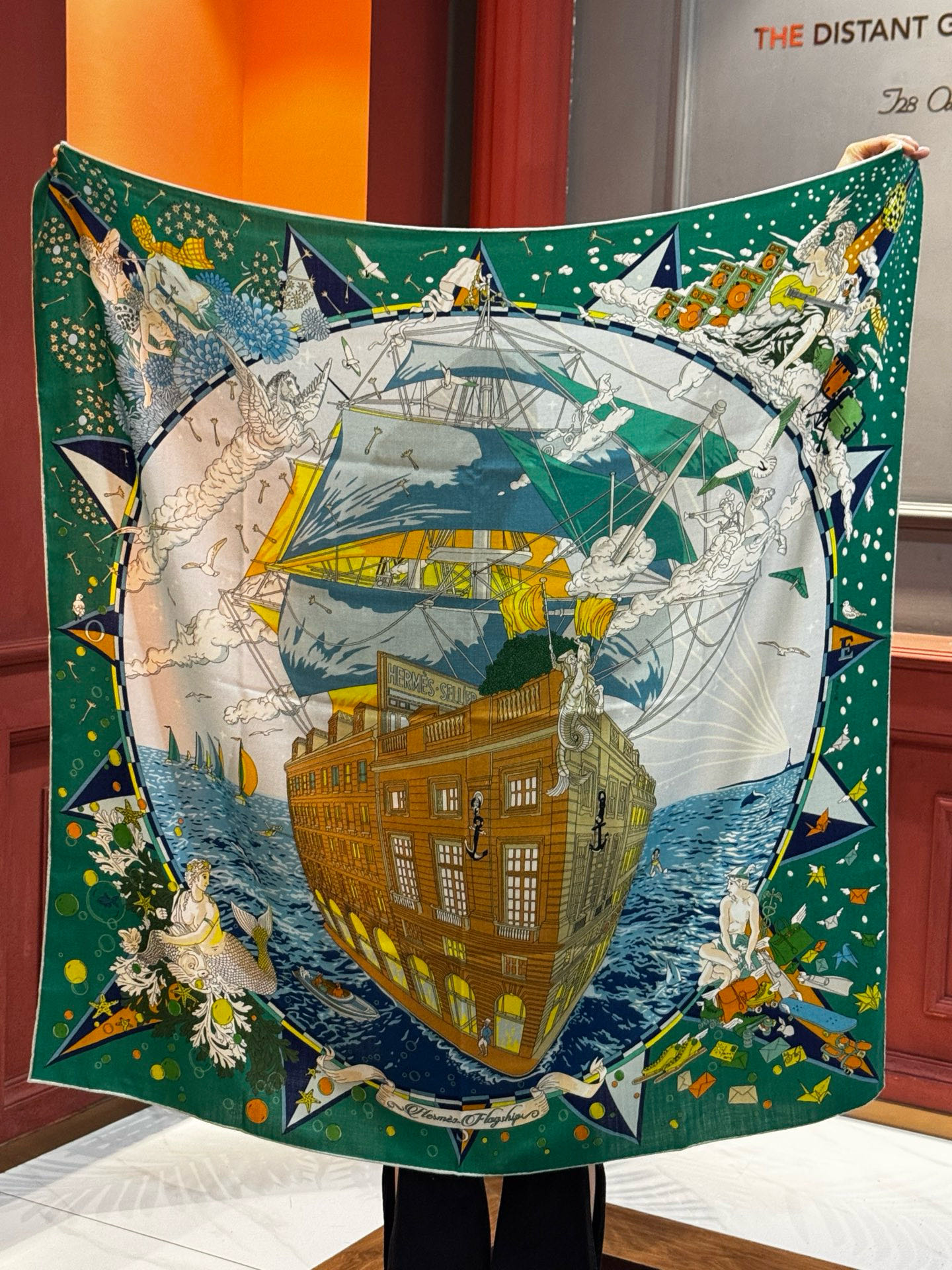 “全速前进”140双面丝毛披肩手工卷边丝毛方巾（30%桑蚕丝70%羊毛）这款经典单品展现强大而迷人的女性