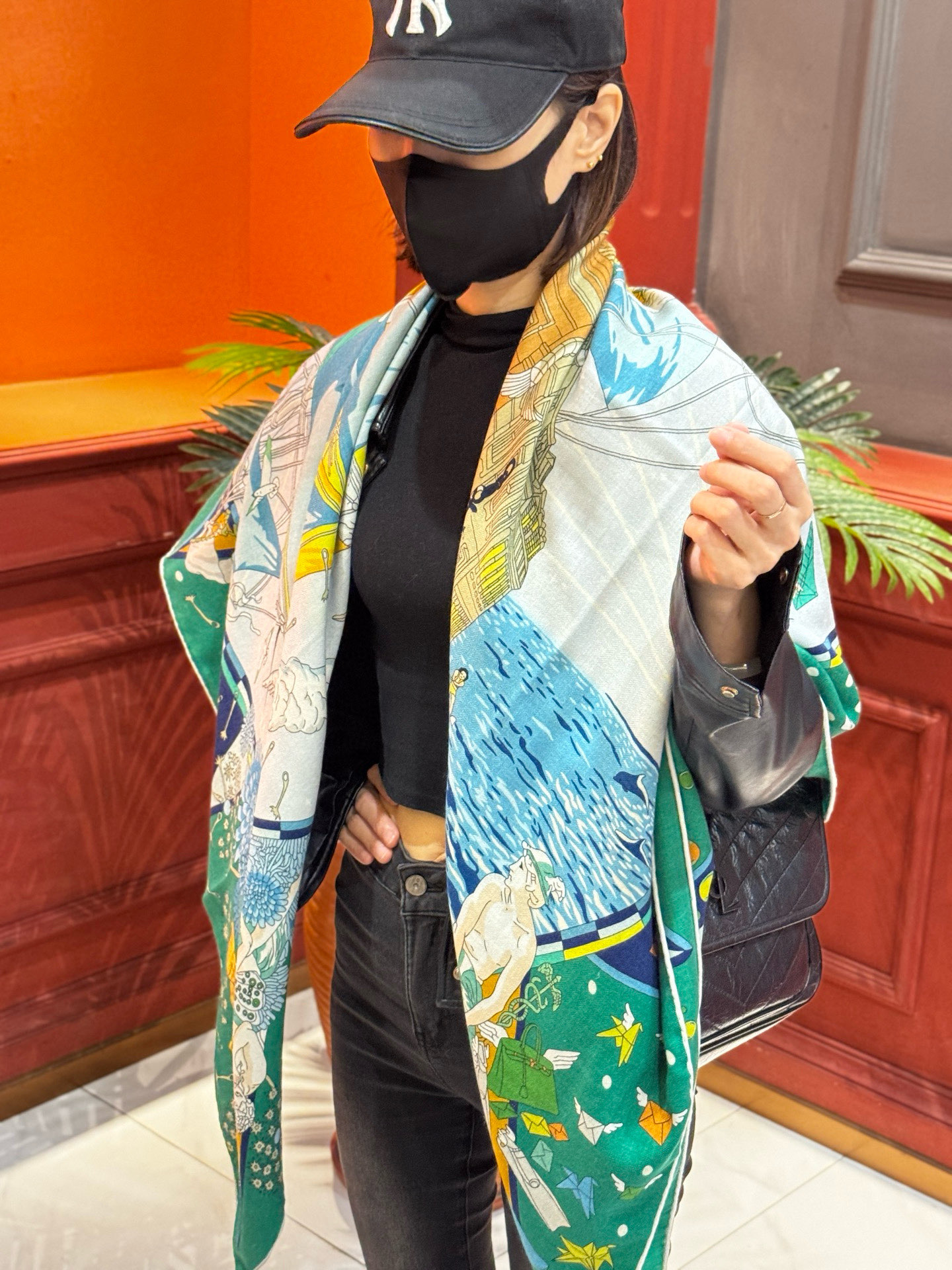 “全速前进”140双面丝毛披肩手工卷边丝毛方巾（30%桑蚕丝70%羊毛）这款经典单品展现强大而迷人的女性