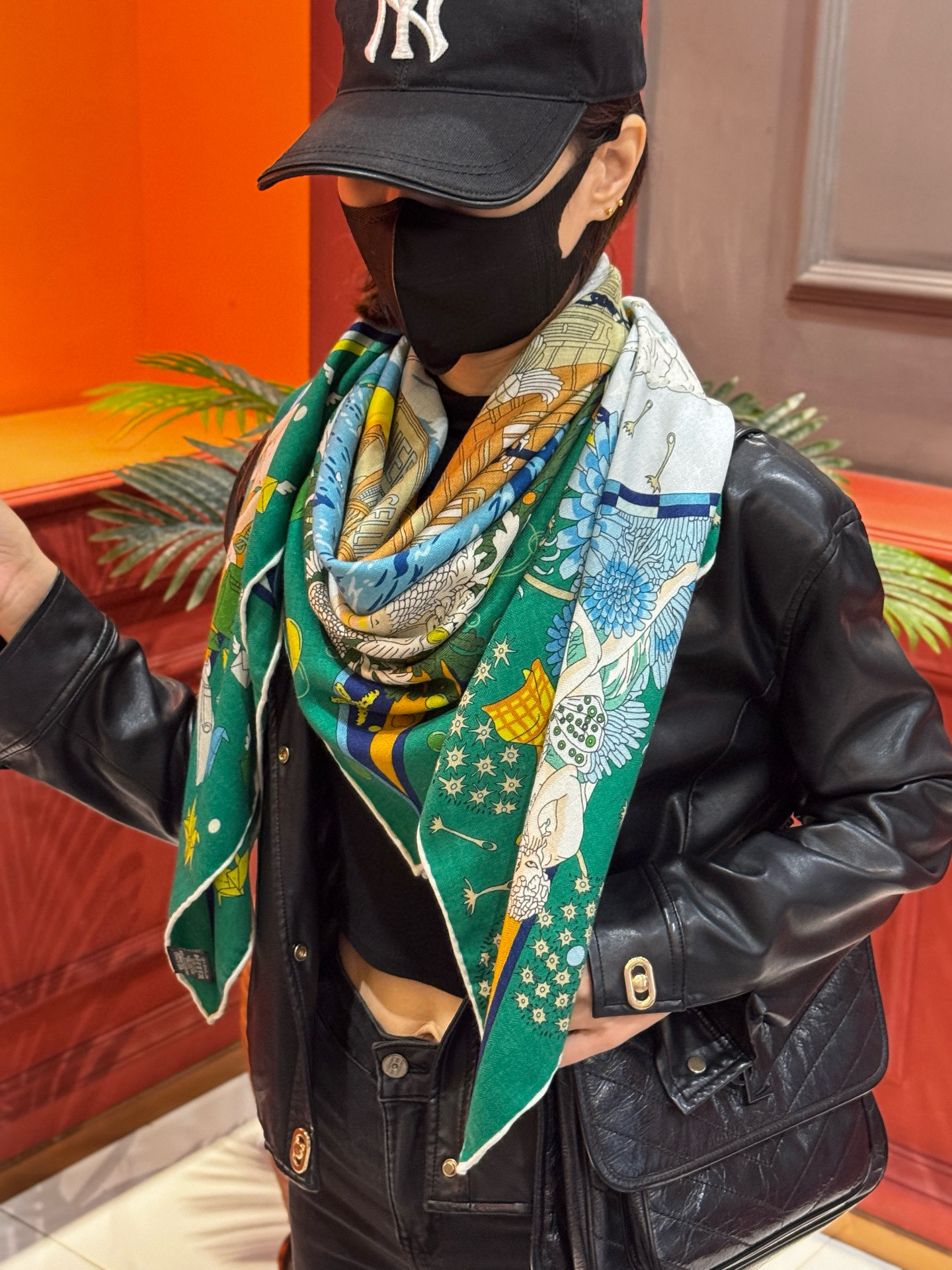 “全速前进”140双面丝毛披肩手工卷边丝毛方巾（30%桑蚕丝70%羊毛）这款经典单品展现强大而迷人的女性