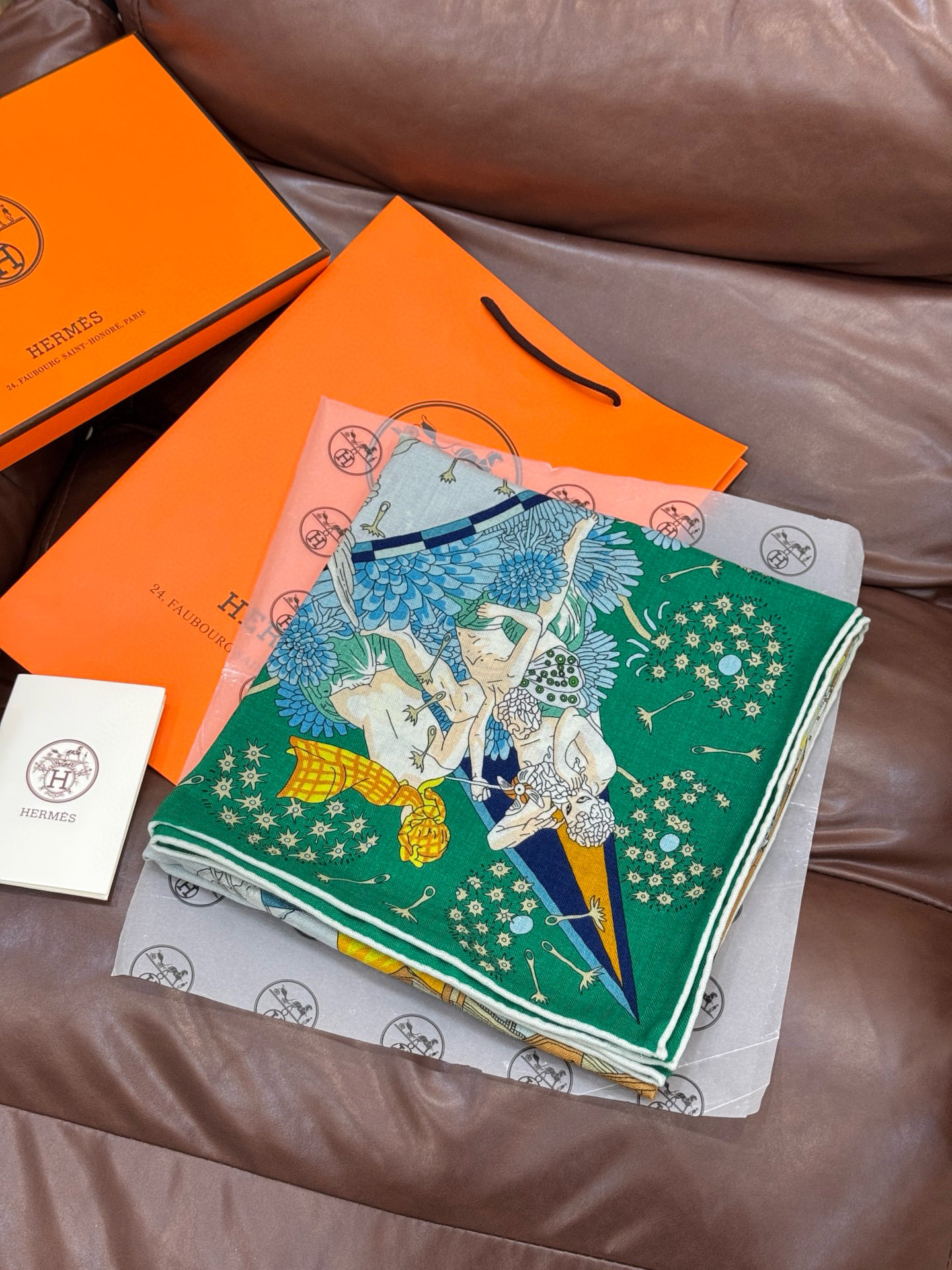 “全速前进”140双面丝毛披肩手工卷边丝毛方巾（30%桑蚕丝70%羊毛）这款经典单品展现强大而迷人的女性