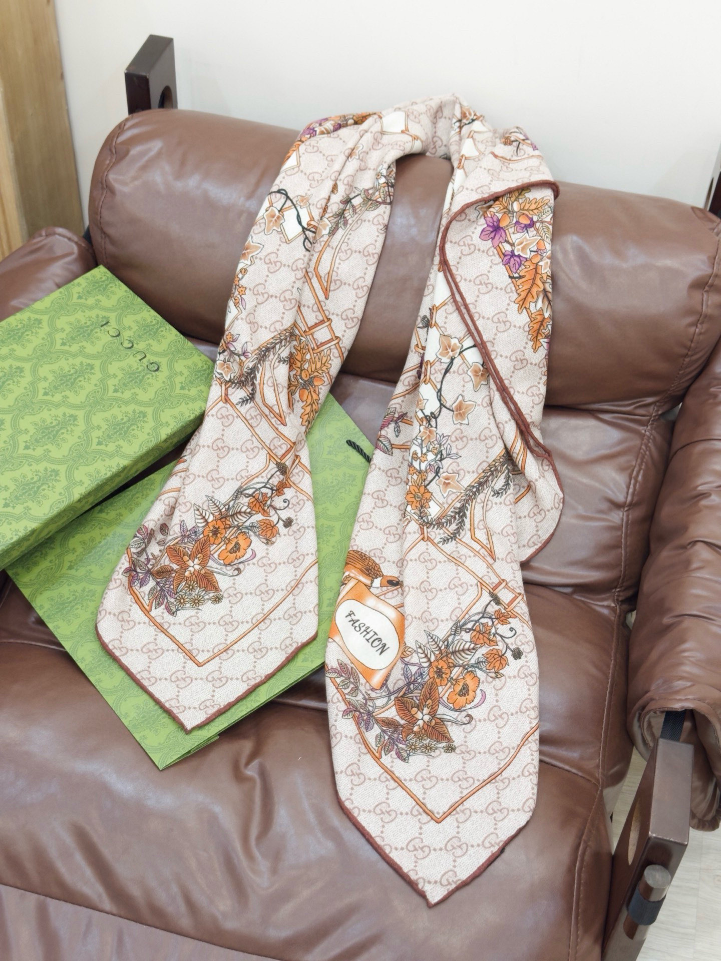 Gucci新款方巾 Gucci动物和花卉印花品牌典藏图案在与全新醒目印花的衬托下熠熠生辉。这款方巾匠心缀