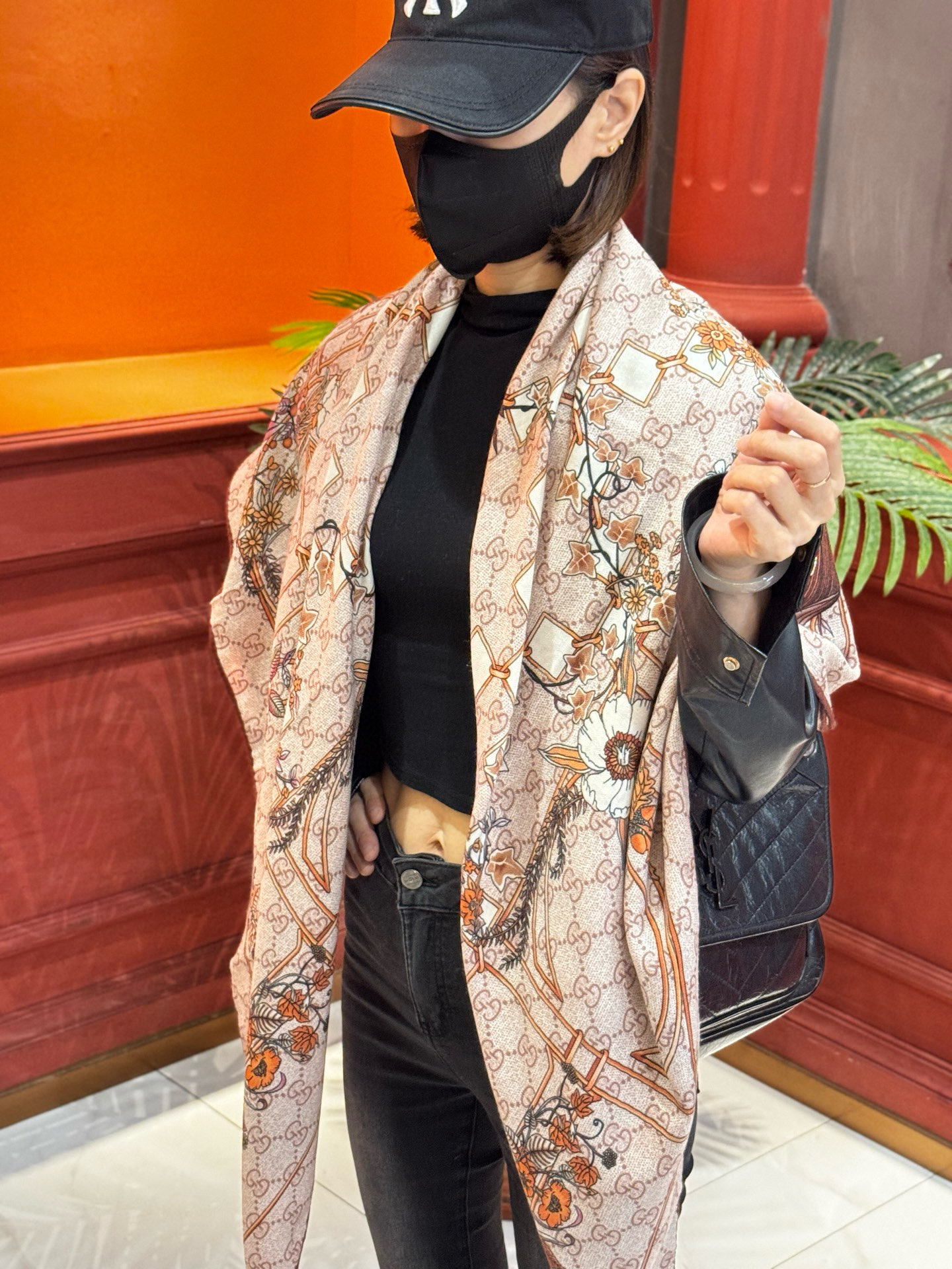 Gucci新款方巾 Gucci动物和花卉印花品牌典藏图案在与全新醒目印花的衬托下熠熠生辉。这款方巾匠心缀