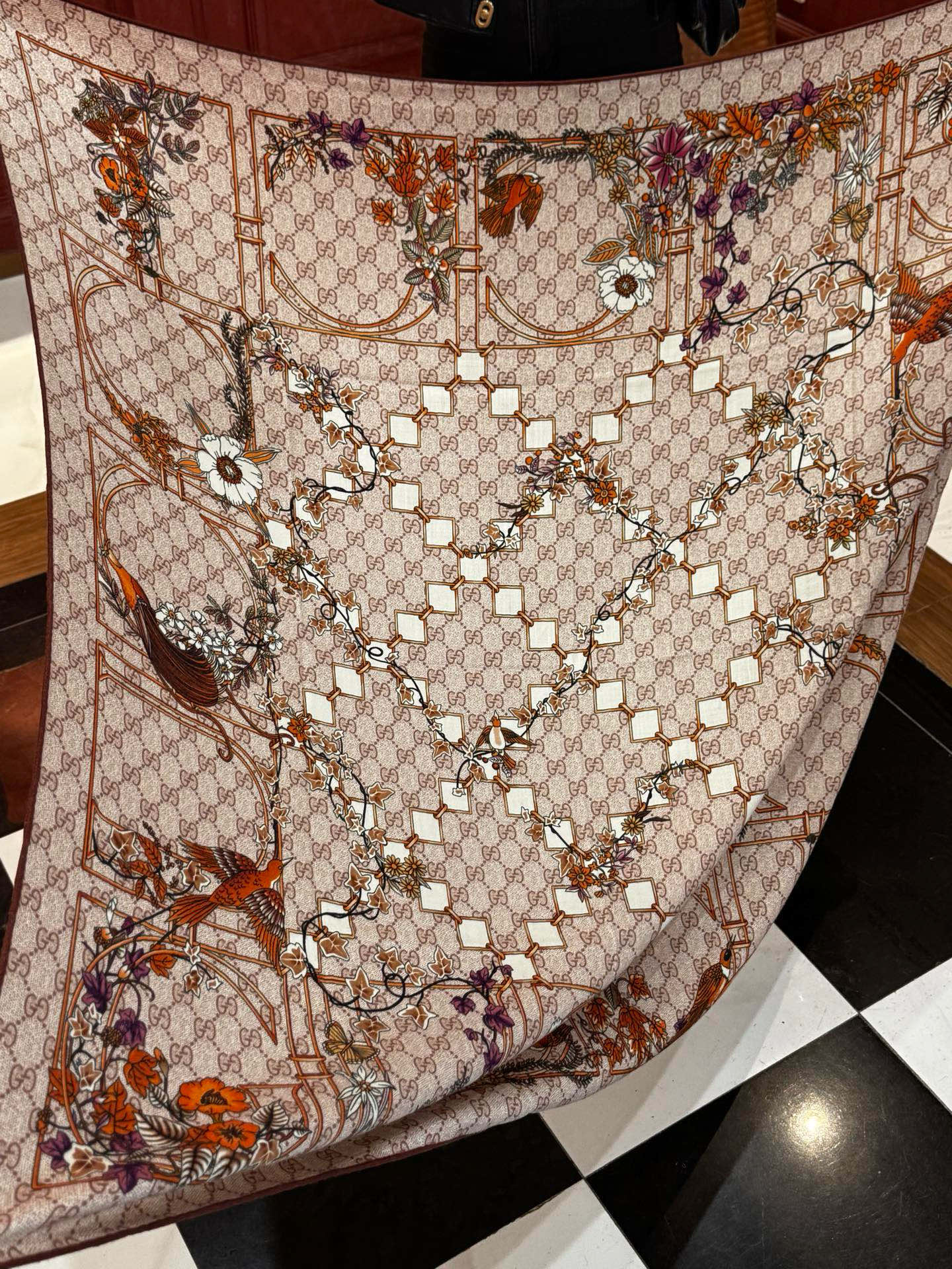 Gucci新款方巾 Gucci动物和花卉印花品牌典藏图案在与全新醒目印花的衬托下熠熠生辉。这款方巾匠心缀