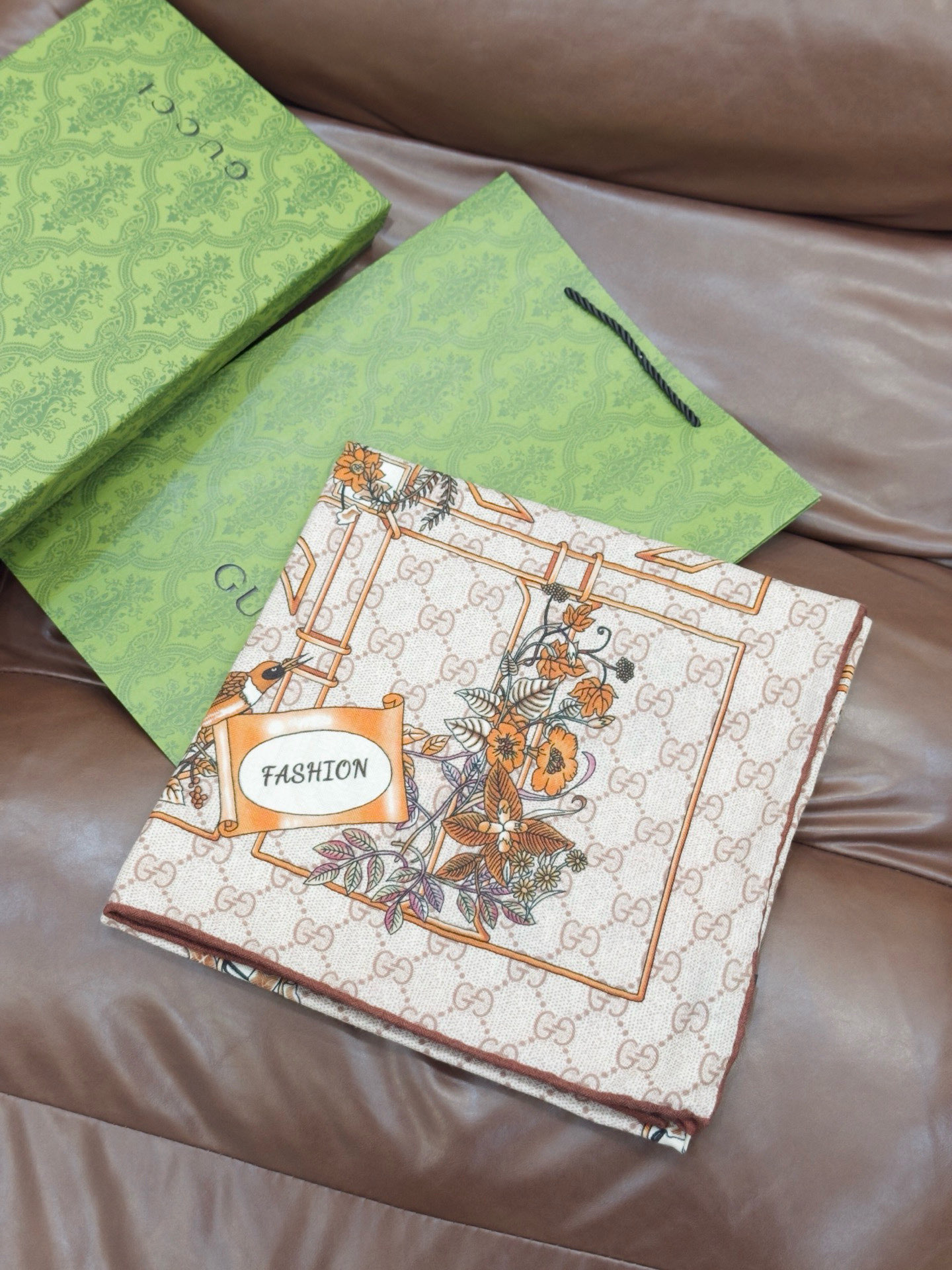 Gucci新款方巾 Gucci动物和花卉印花品牌典藏图案在与全新醒目印花的衬托下熠熠生辉。这款方巾匠心缀